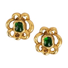 Chanel Pendientes de clip de metal dorado barroco pavimentados con cabujón de pasta de vidrio