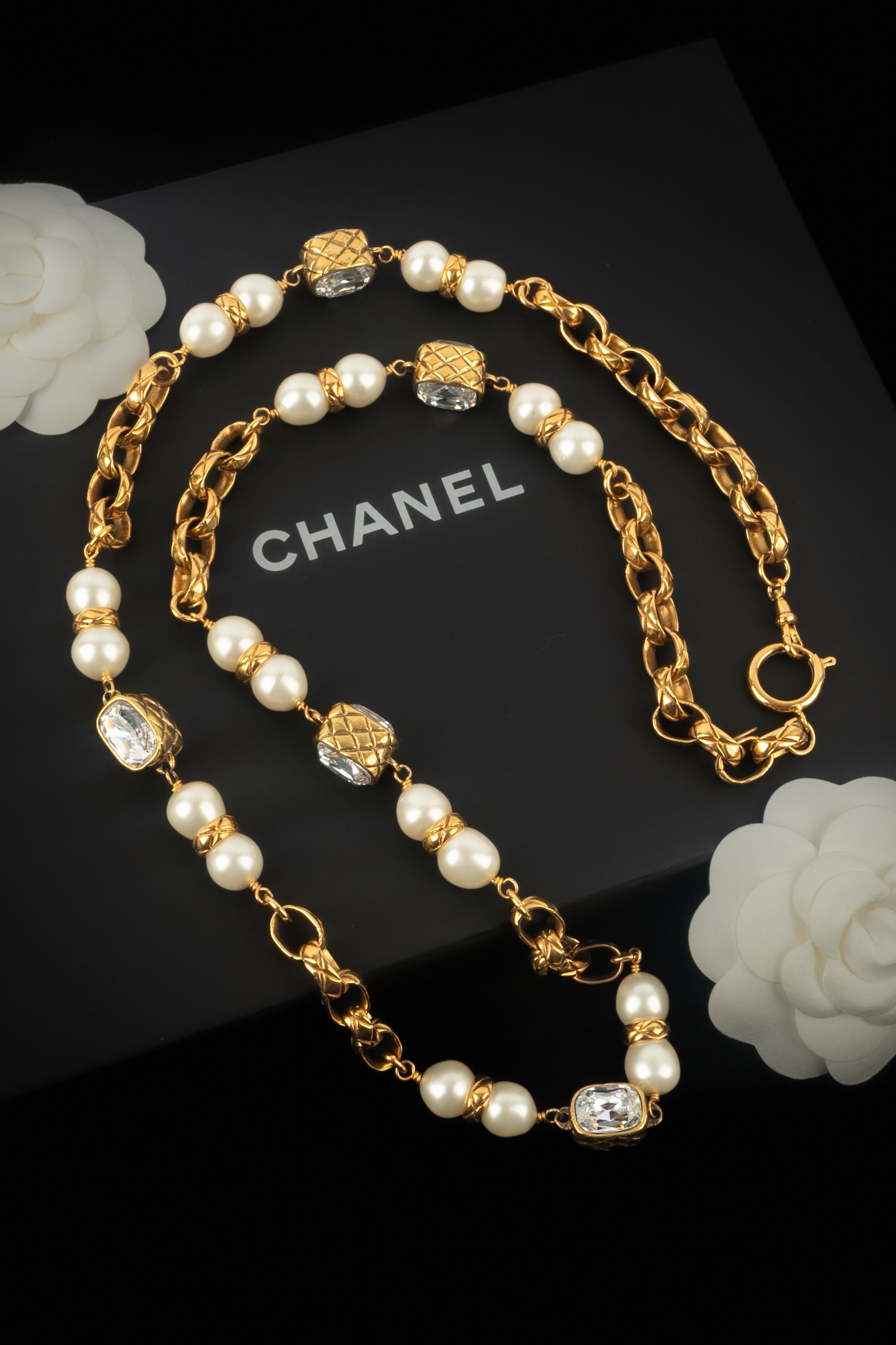 CHANEL - (Fabricado en Francia) Collar de perlas de fantasía con brillantes de Swarovski y metal dorado. Una Colección 2cc3 bajo la dirección artística de Karl Lagerfeld.

Estado:
Muy buen estado

Dimensiones:
Longitud: 100 cm

SKU:CB97