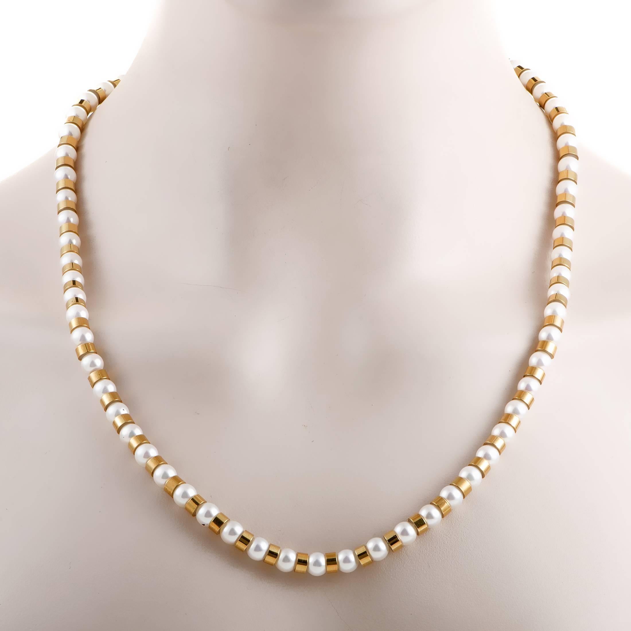 An eye-catching and dazzling effect is produced through fascinatingly neat and aesthetically sublime composition of delightfully bright pearls and radiant 18K yellow gold segments in this magnificent necklace from Chanel.
