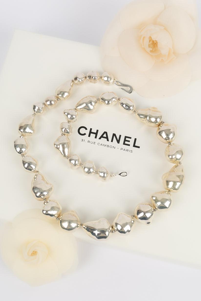 Chanel - (Made in France) Collier de perles baroques en métal argenté. Collectional 1998 printemps-été

Informations complémentaires :
Dimensions : Longueur : 66 cm
Condit : Très bon état.
Numéro de référence du vendeur : CB205