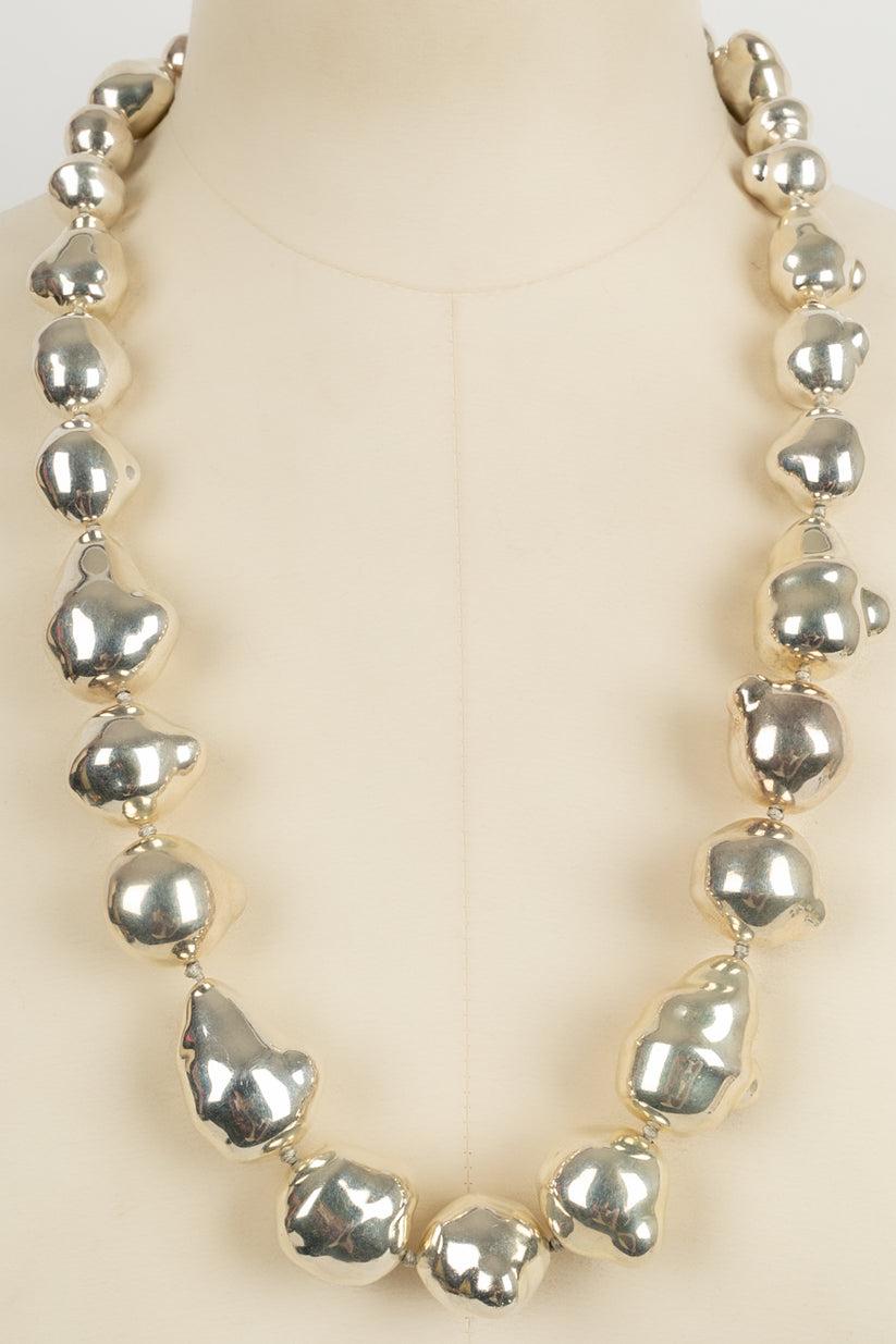 Women's Chanel Baroque Pearl Necklace in Silver Plated Metal For Sale