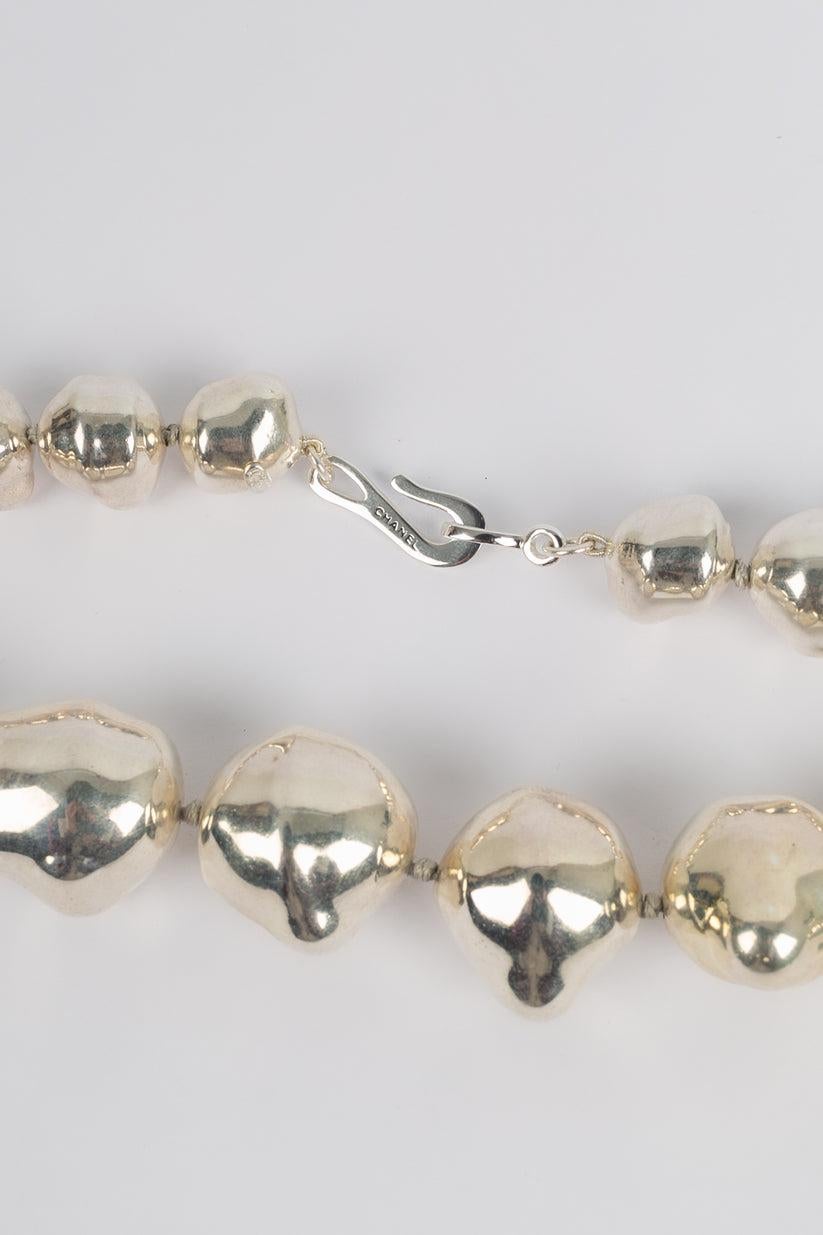 Chanel Collier de perles baroques en métal argenté en vente 1