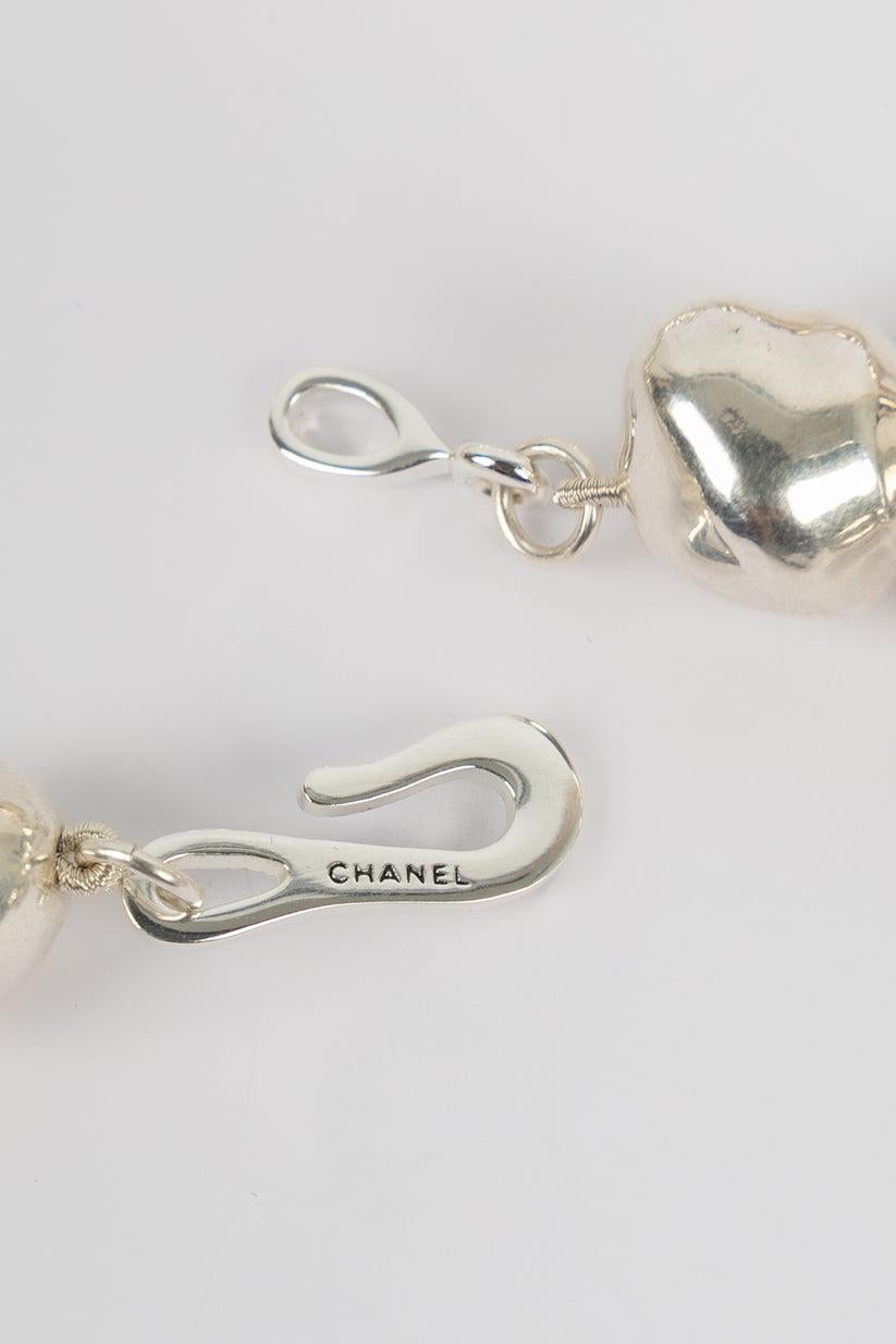 Chanel Collier de perles baroques en métal argenté en vente 4