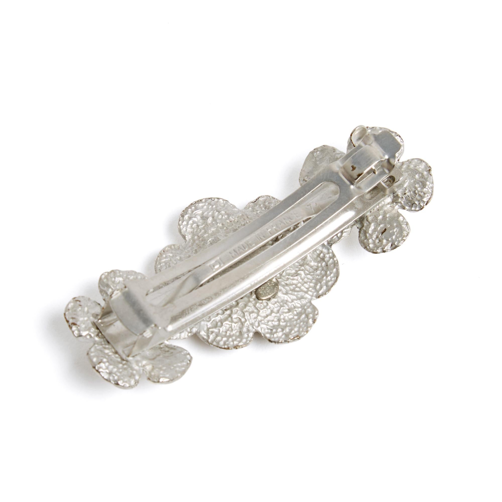 Chanel hair clip in quilted silver metal with a 3 camellia flower motif. Total width 8.2 cm x height 3.4 cm, clip size 6.2 x 0.7 cm. The hair clip is vintage but in excellent condition, lovely worn.