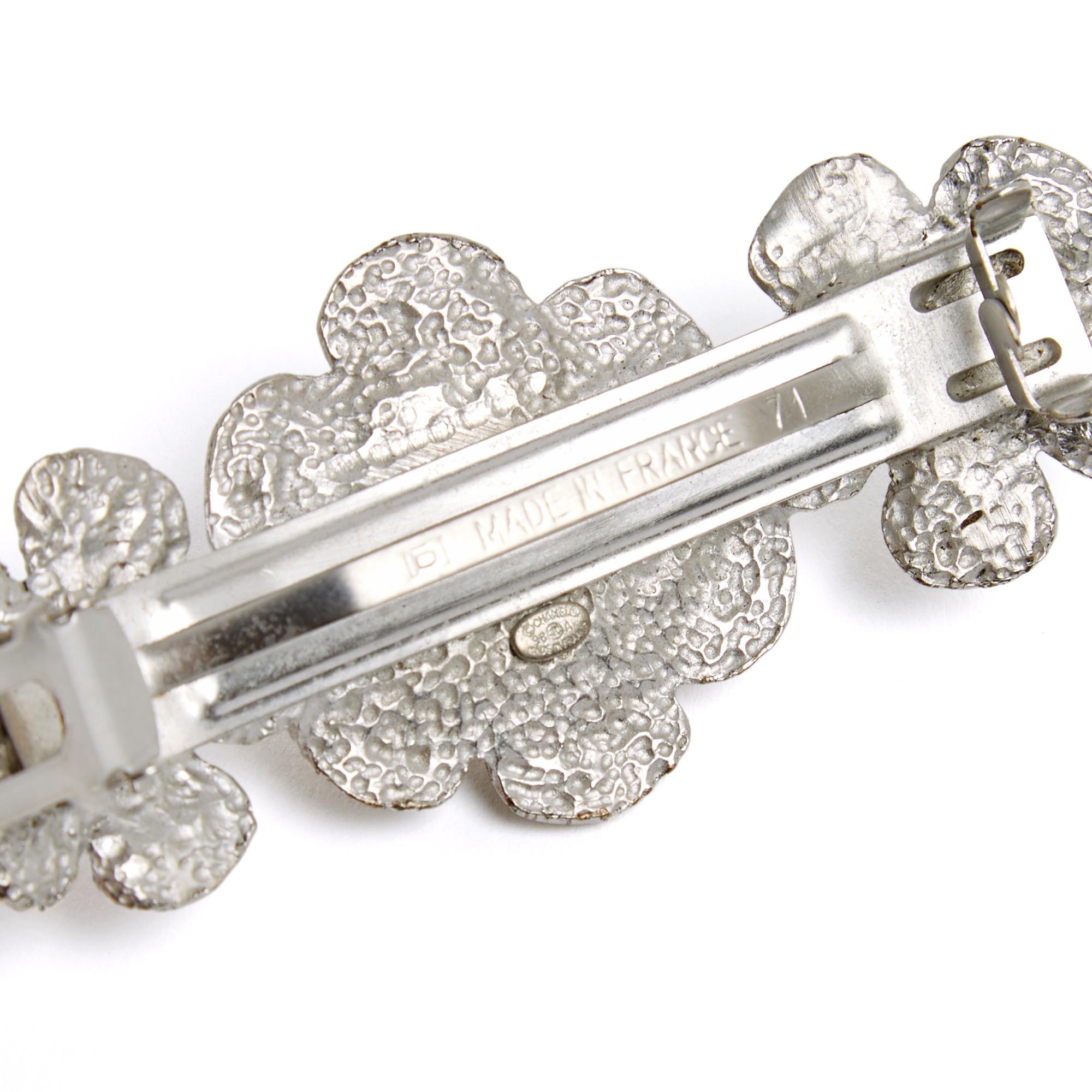 Chanel Barrette Camelia matelassé CC Quilted Silver Metal Hair Clip In Excellent Condition For Sale In PARIS, FR