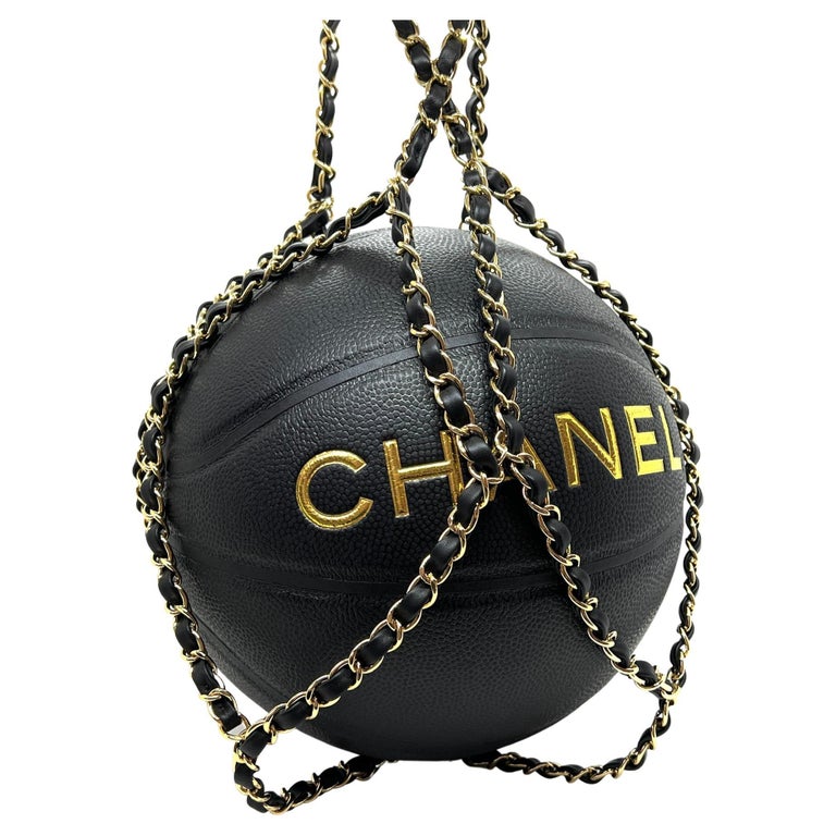 Chanel Baskets noires et dorées avec filet de transport en chaîne En vente  sur 1stDibs