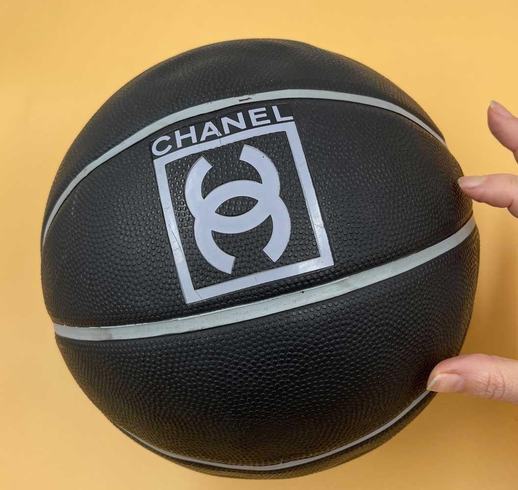 CHANEL Basketball

Condition : Good condition
Color : Black, grey
Material : Grained composite
Diameter : 23.5 cm