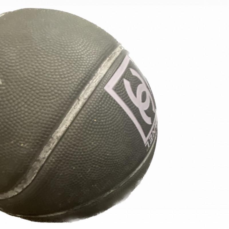 Sammler! Limitierter CHANEL-Basketball aus dem Jahr 2004, kreiert von KARL LAGERFELD, in der reinen Tradition der Handwerkskunst.
Zustand: korrekt: die graue Farbe ist verblasst siehe Bilder
Hergestellt in Frankreich
MATERIAL: genarbter Gummi
Farbe: