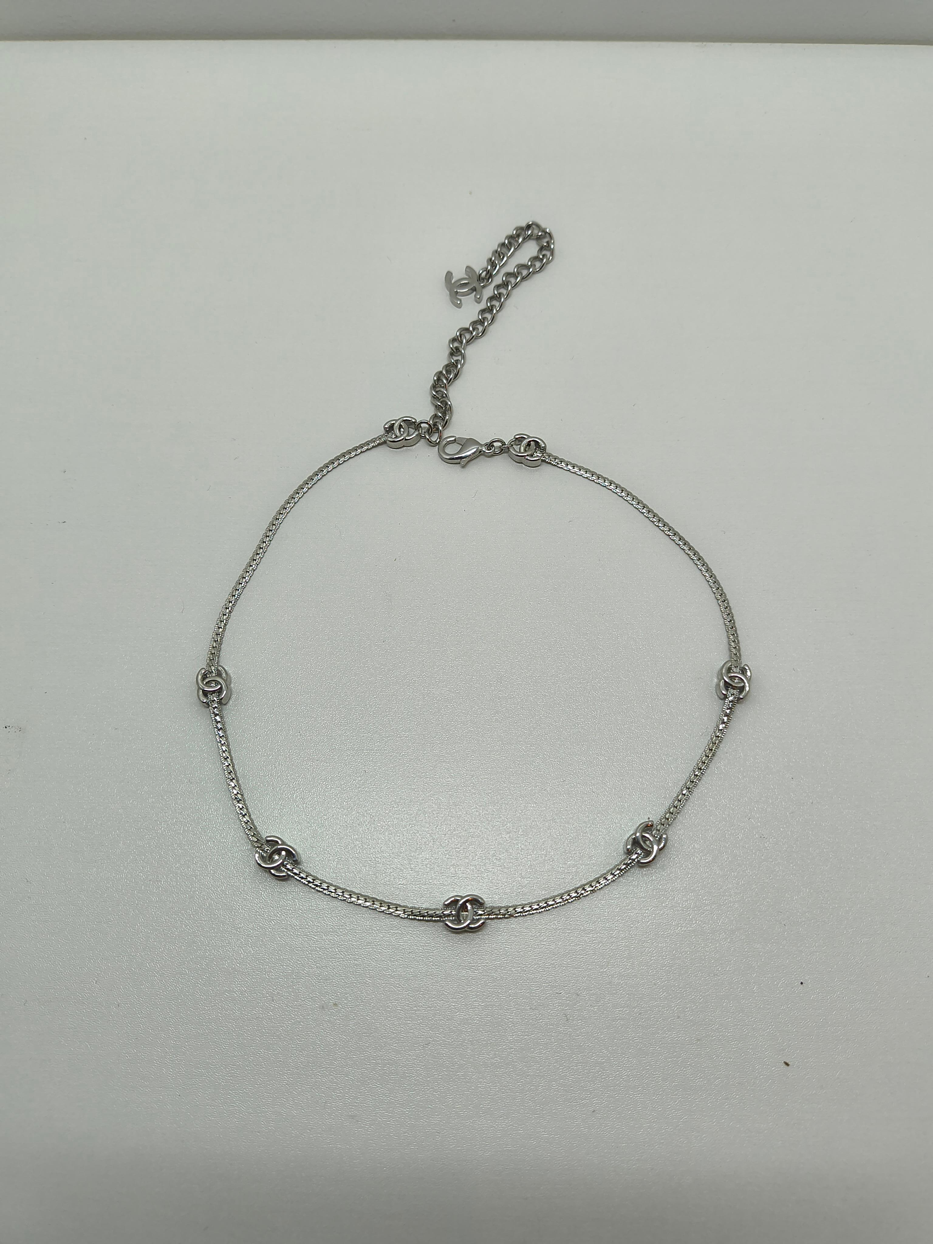 2024 CC necklace

Made in France

Highlights
circa 2024
silver plated
polished finish
curb chain
signature interlocking CC logo
lobster claw fastening
Condition: Excellent. This previously owned and used item is in good condition with minimal signs