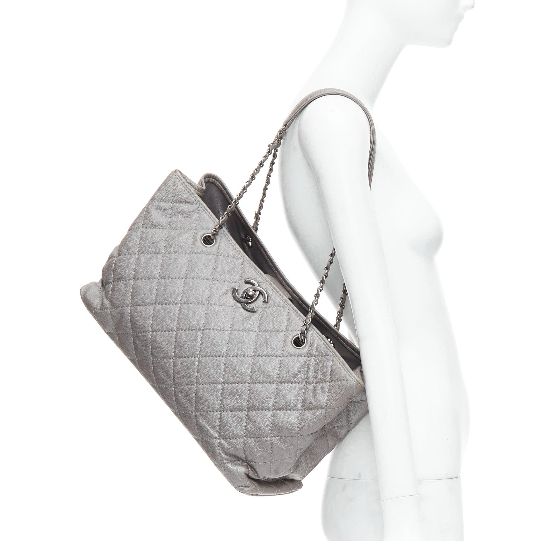 CHANEL Be Caviar grey CC logo quilted pebble leather chain tote bag
Reference: JHDN/A00007
Brand: Chanel
Model: Be Caviar
Material: Leather
Color: Grey
Pattern: Solid
Closure: Turnlock
Lining: Grey Leather
Extra Details: Chanel Tote. Grey.