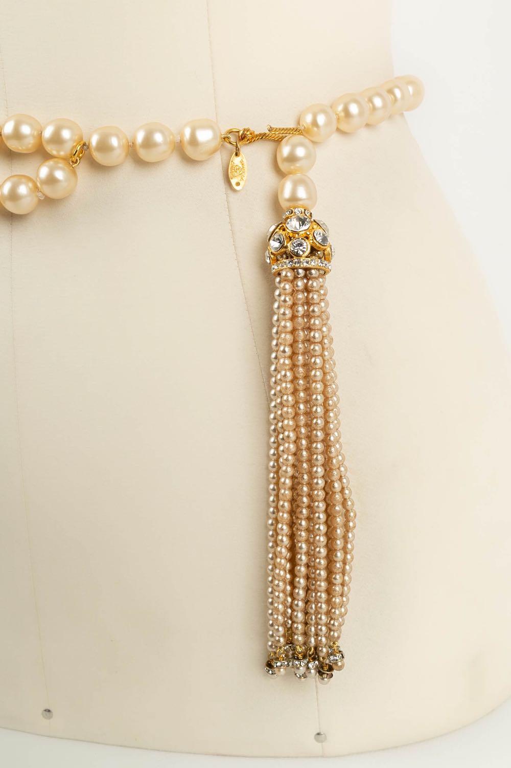 Chanel - (Made in France) Jewel belt made of pearly pearls, Swarovski rhinestones and gold metal. Collection from the 1980's.

Additional information:
Condition: Very good condition
Dimensions: Length : 80 cm
Period: 20th Century

Seller Reference: