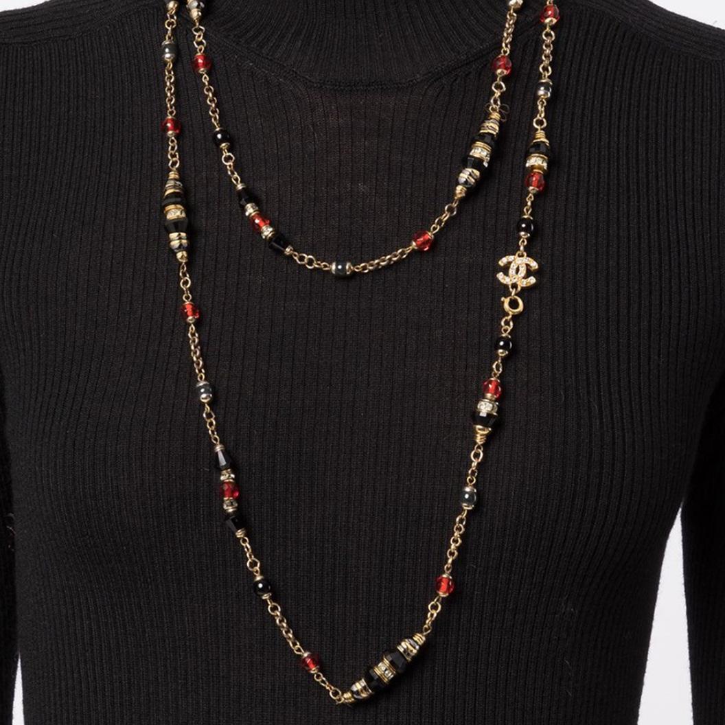 The perfect everyday essential piece, this stunning pre-owned Chanel necklace can be worn using a single or double strand. Boasting red and black beads hanging from a gold-tone chain, this beautiful piece has been finished with a rhinestone