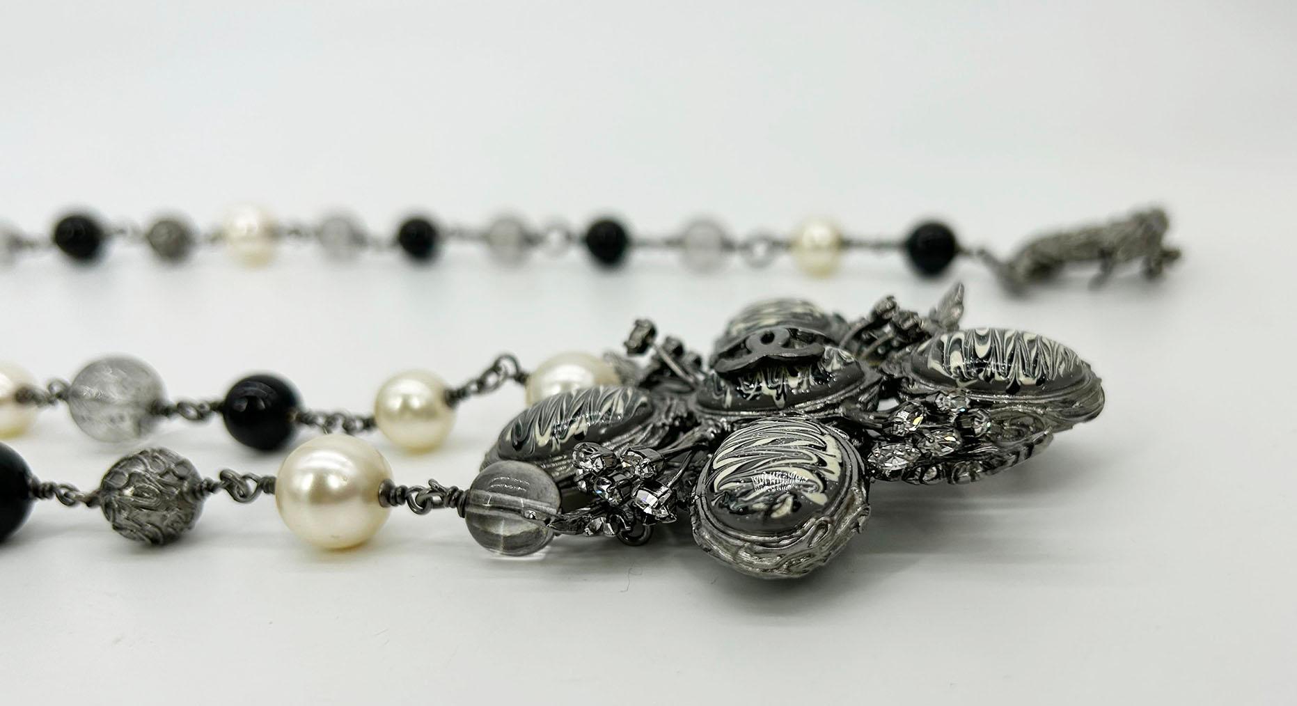 Chanel Perlenbesetzte Marmor-Blumen-Gürtel-Halskette im Angebot 6