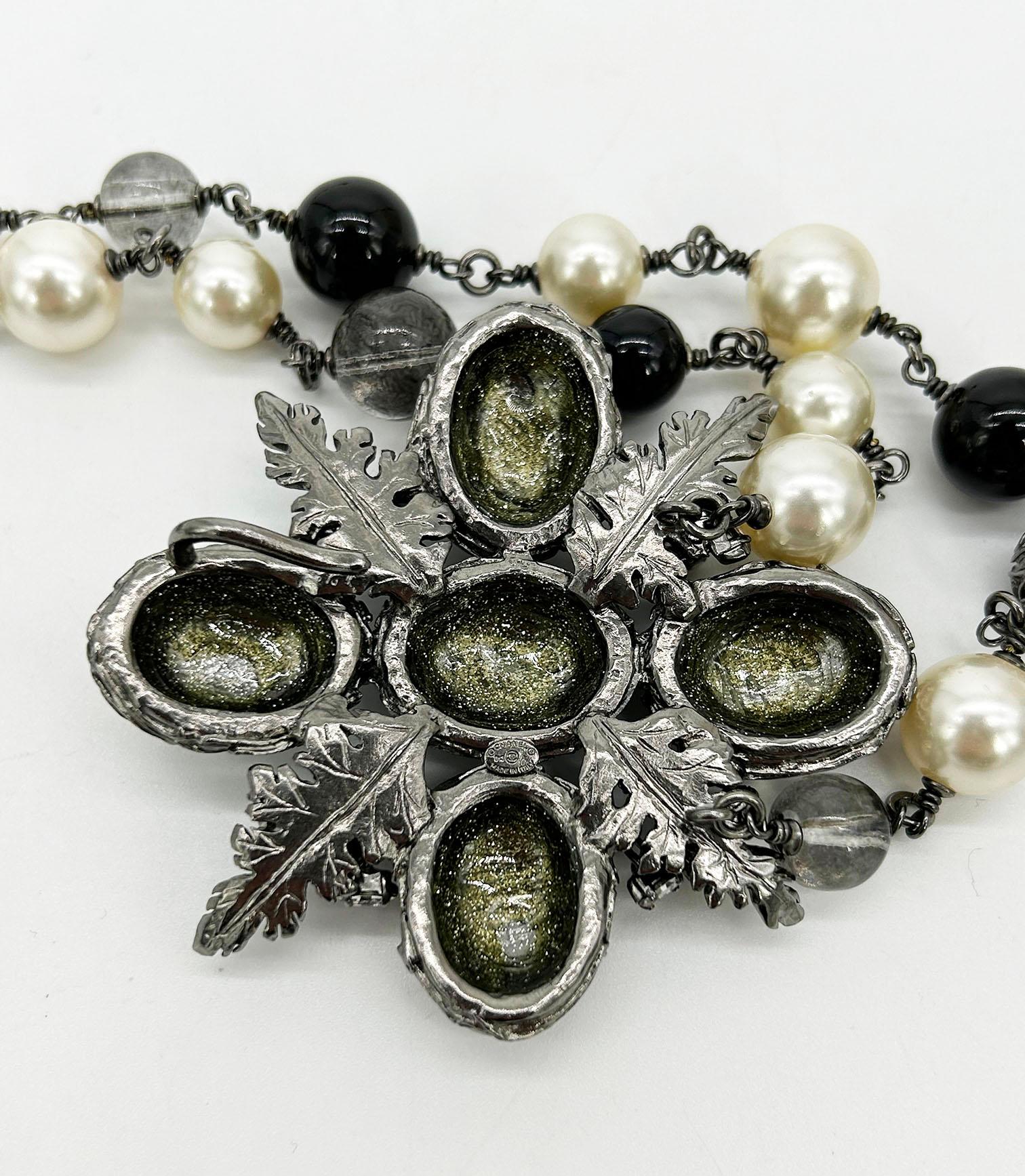 Chanel Perlenbesetzte Marmor-Blumen-Gürtel-Halskette im Angebot 9