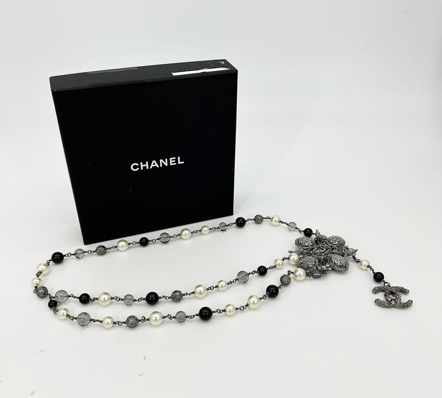Chanel Perlenbesetzte Marmor-Blumen-Gürtel-Halskette im Angebot 13