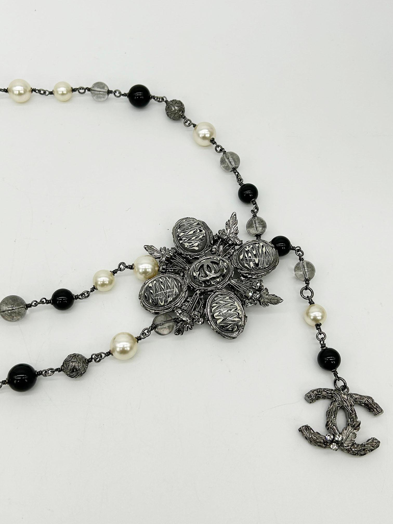 Chanel Perlenbesetzte Marmor-Blumen-Gürtel-Halskette Damen im Angebot