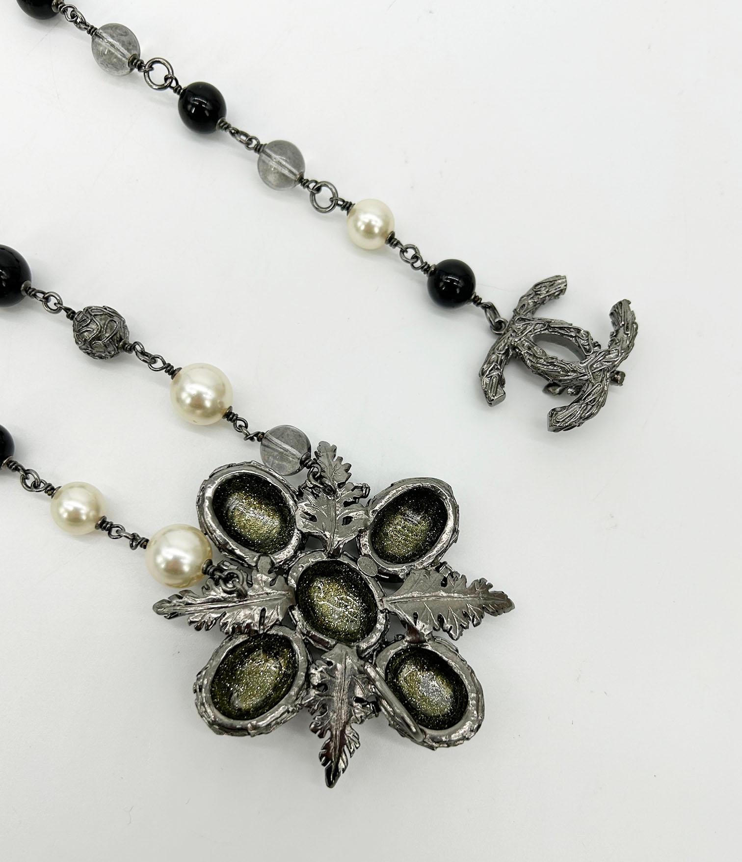 Chanel Perlenbesetzte Marmor-Blumen-Gürtel-Halskette im Angebot 5
