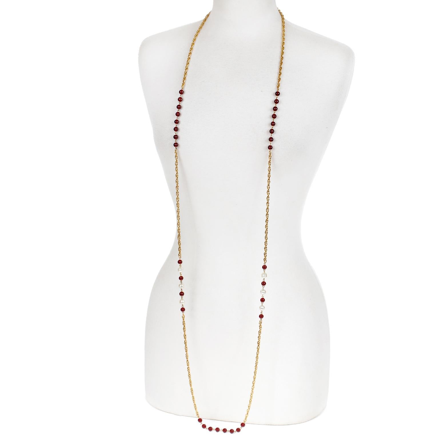 Questa autentica collana di perle e gripoix rosso di Chanel è in ottime condizioni vintage e proviene dalla collezione del 1984.  Perle finte barocche e perline Gripoix rosso intenso sono posizionate su una catena lunga dorata.    Può essere