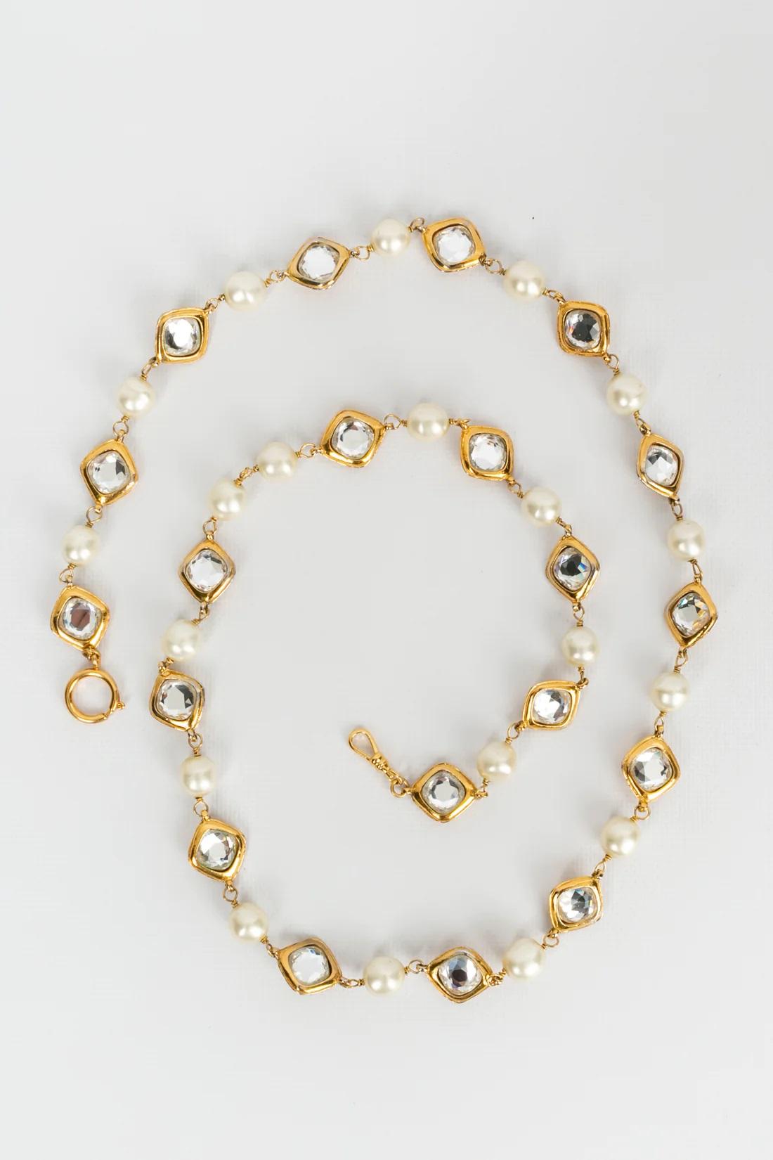 Chanel (Made in France) Set comprised of a pair of clip-on earrings and a necklace in gilded metal with pearly beads and rhinestones.

Additional information:
Dimensions: Necklace: 102 L x 2 W cm (40.15