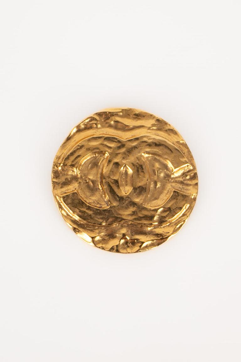 Chanel Beaten Golden Metal Brooch, 1995 In Excellent Condition For Sale In SAINT-OUEN-SUR-SEINE, FR