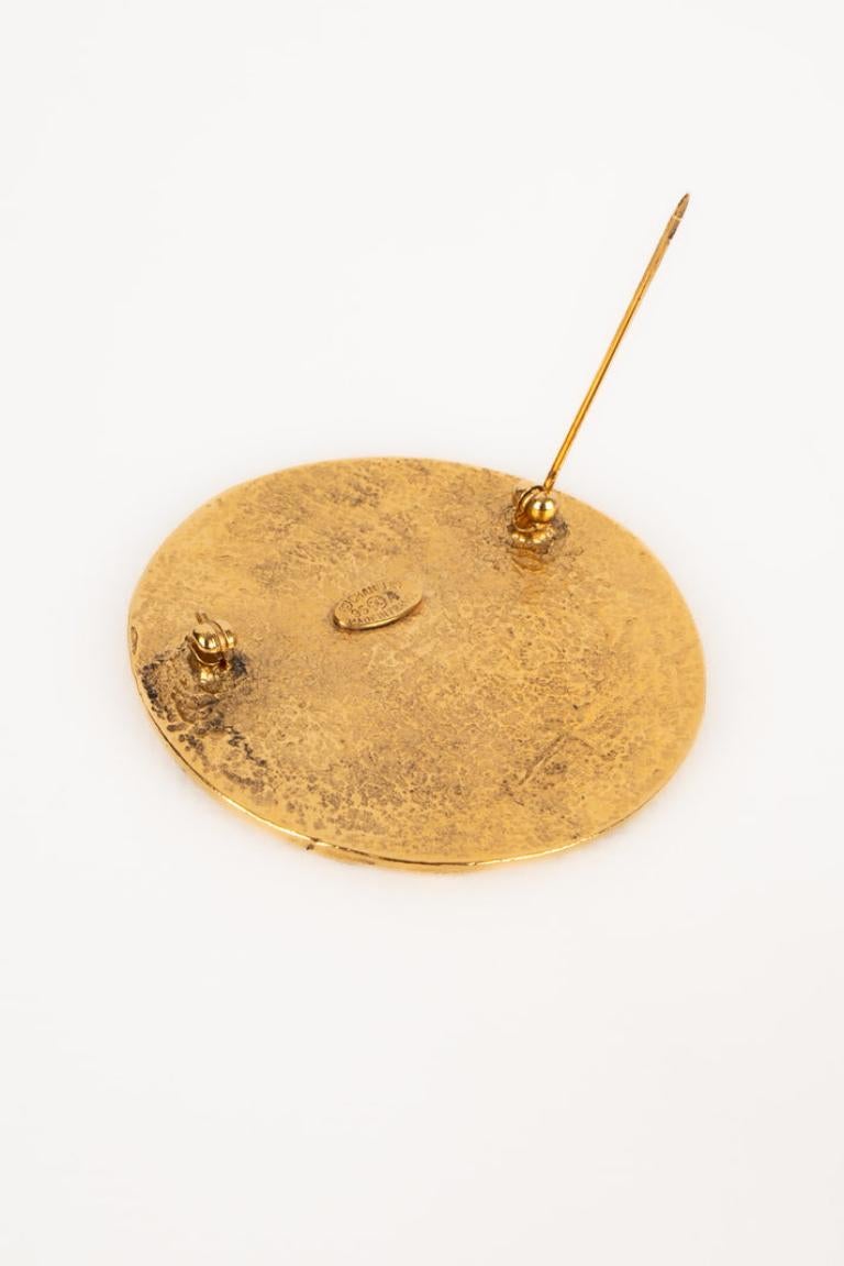 Women's Chanel Beaten Golden Metal Brooch, 1995 For Sale