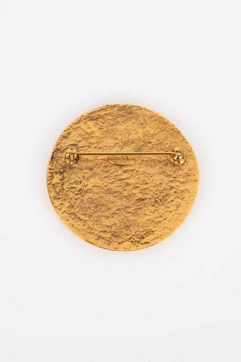 Chanel Beaten Golden Metal Brooch, 1995 For Sale 1