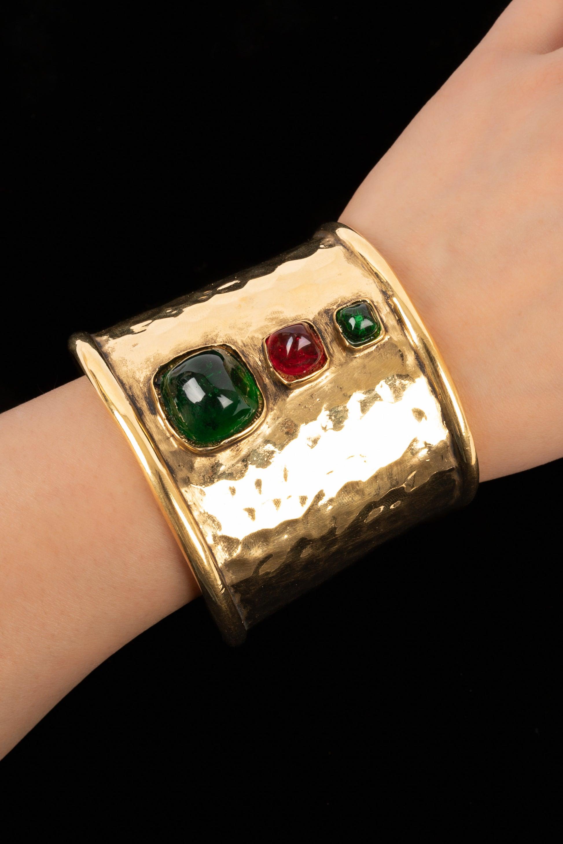 Chanel - (Made in France) Beaten golden metal cuff bracelet ornamented with three glass paste cabochons.

Additional information:
Condition: Very good condition
Dimensions: Height: 5.5 cm - Smaller circumference: 13.5 cm + opening: 3 cm

Seller