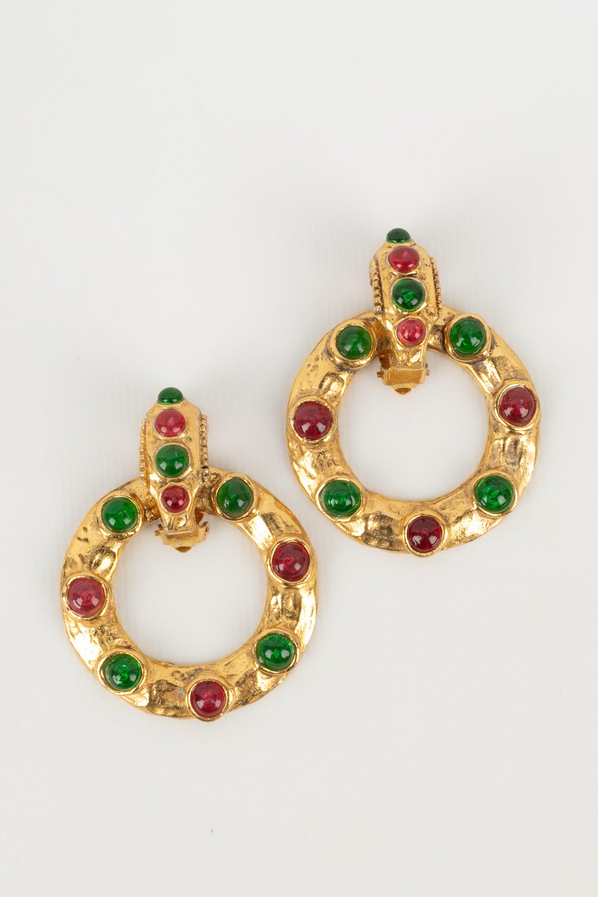 Chanel - (Made in France) Beaten golden metal large hoop earrings with glass paste cabochons.

Additional information:
Condition: Very good condition
Dimensions: Height: 5.5 cm

Seller Reference: BOB80
