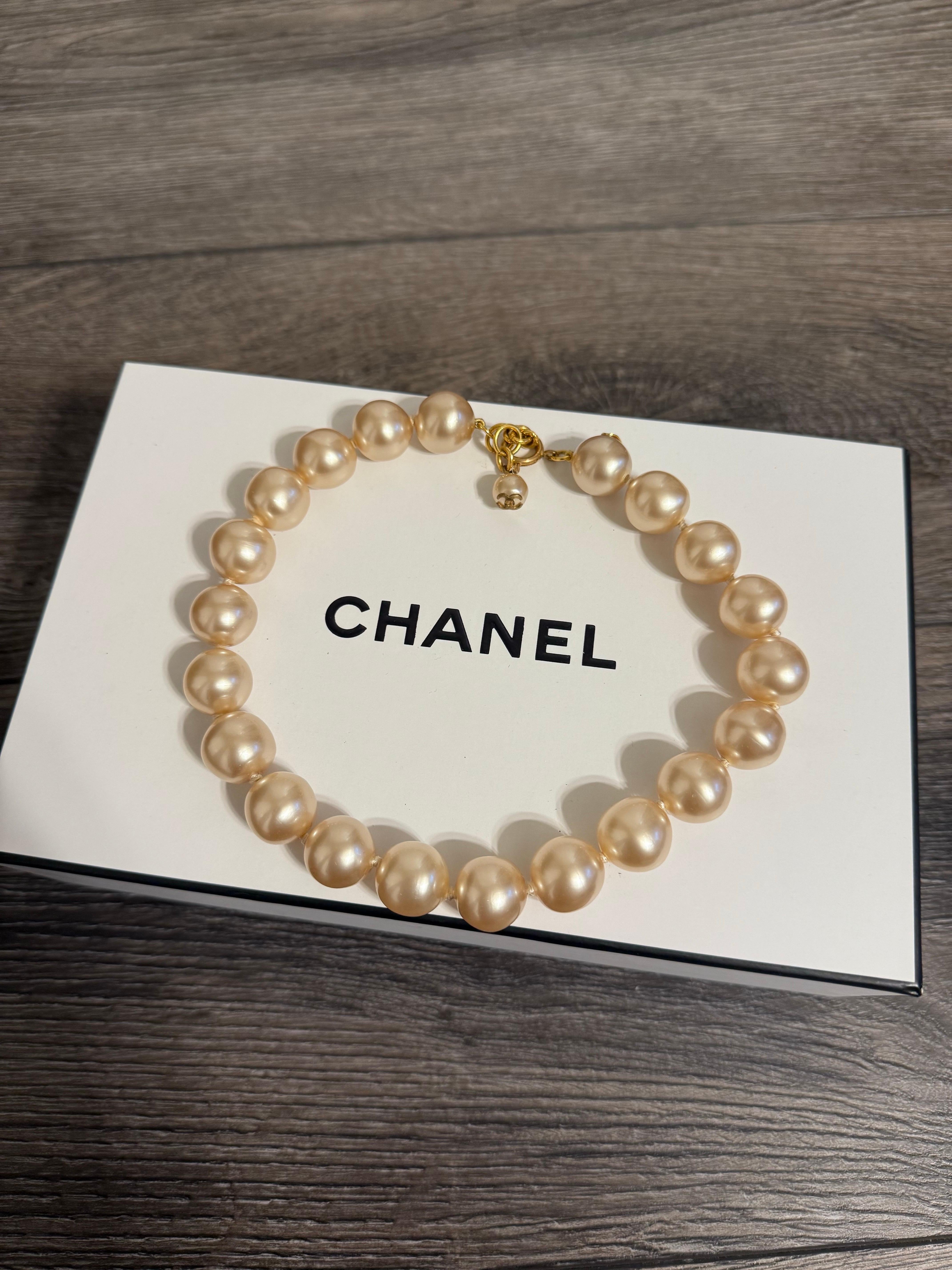 Atemberaubende Halskette mit Kunstperlen aus dem Hause CHANEL
100% authentisch
Hergestellt in Frankreich
Collection'S 29
Vergoldet und Kunstperlen
Insgesamt sehr guter Zustand, abgesehen von leichten Gebrauchsspuren und Kratzern
Kommt mit Box