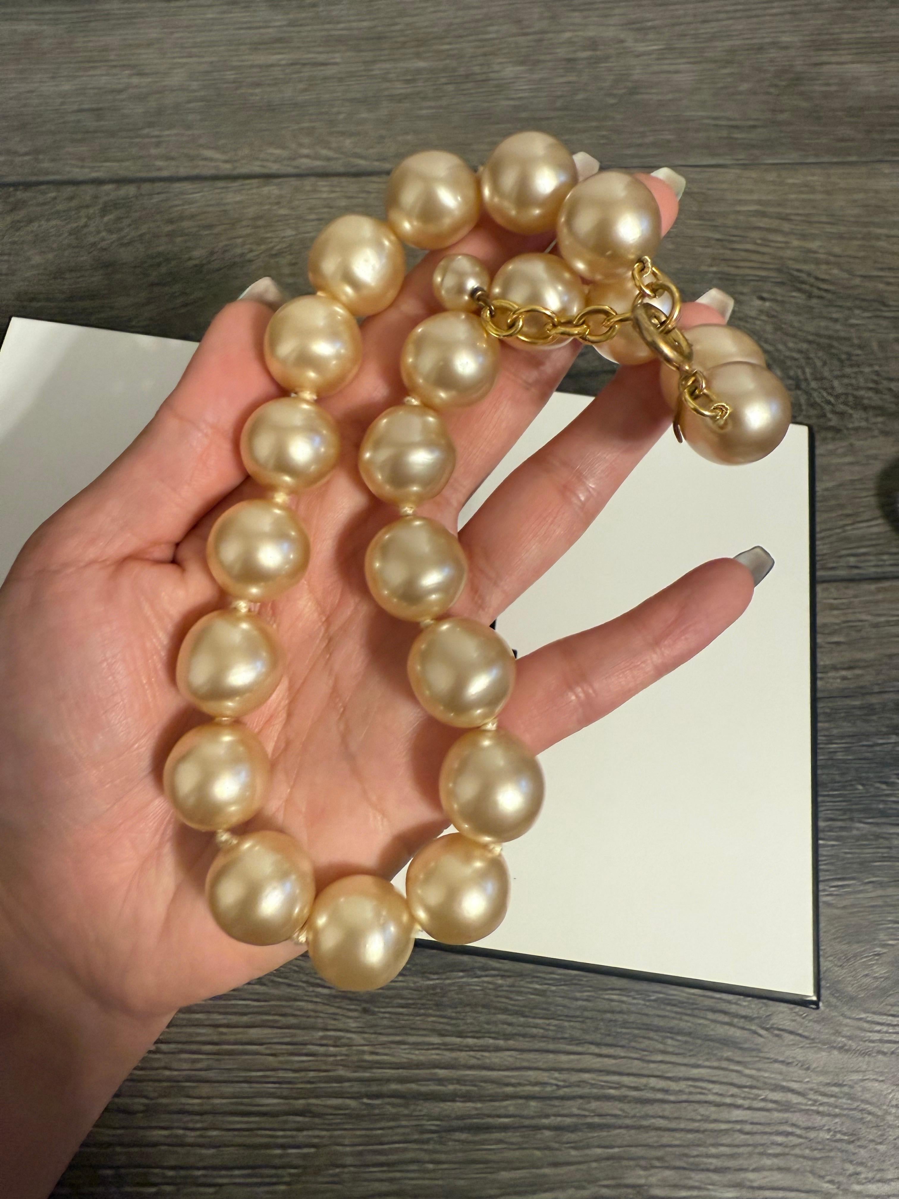 Chanel Schöne Vintage Faux Perlenkette Halskette im Angebot 1