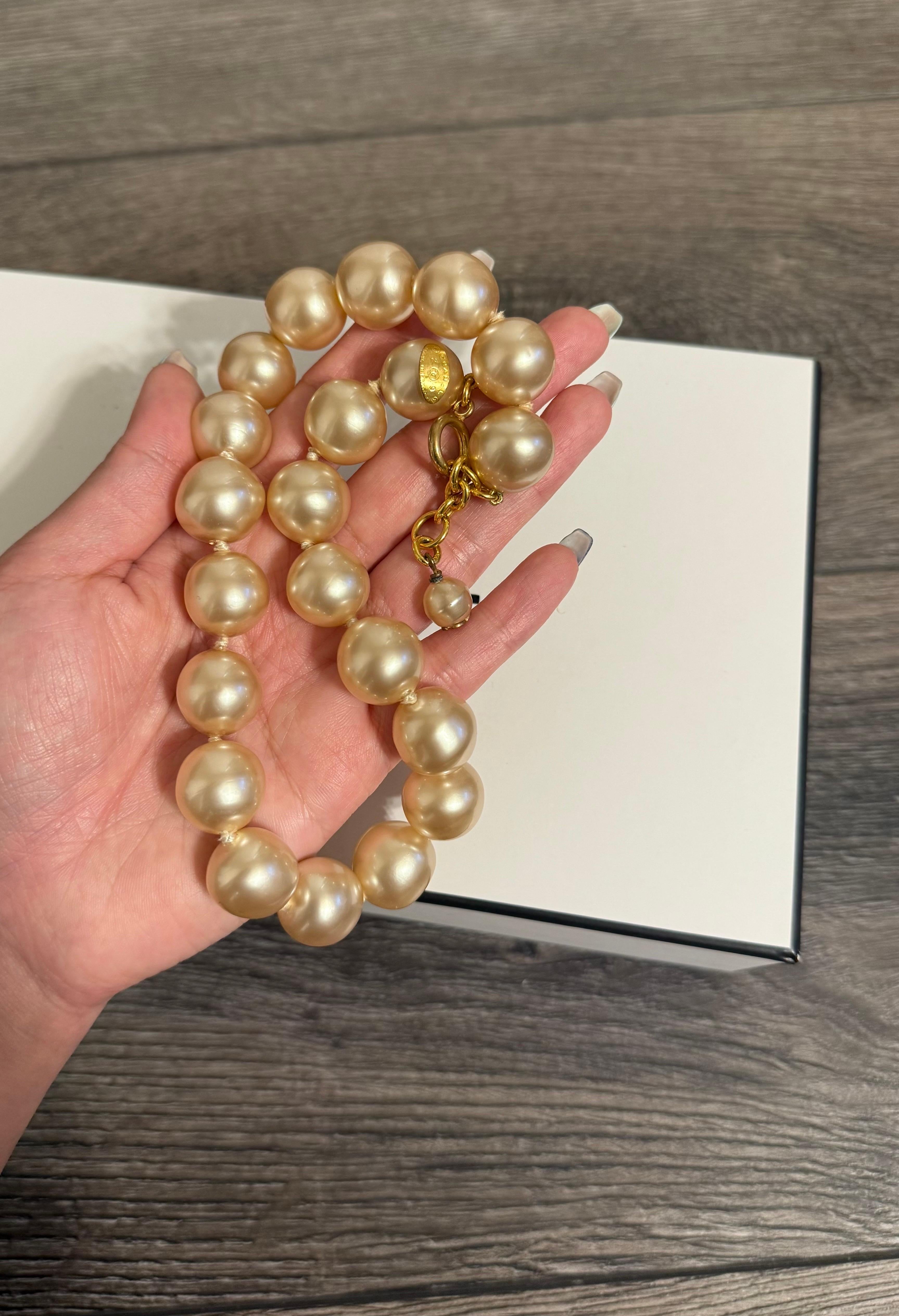 Chanel Schöne Vintage Faux Perlenkette Halskette im Angebot 2