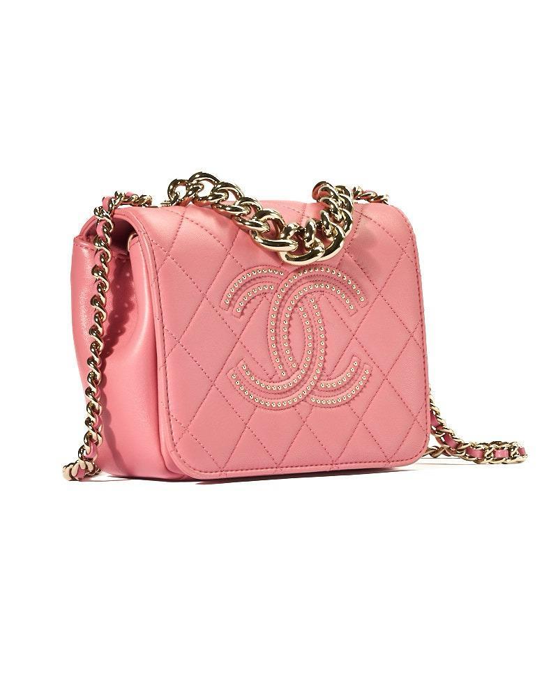 Borsa firmata Chanel, modello Beauty Begins, nella misura mini, realizzata in pelle trapuntata rosa con hardware dorato. Dotata di una patta frontale con classico logo ricamato da perline dorate e chiusura a bottone calamitato, internamente