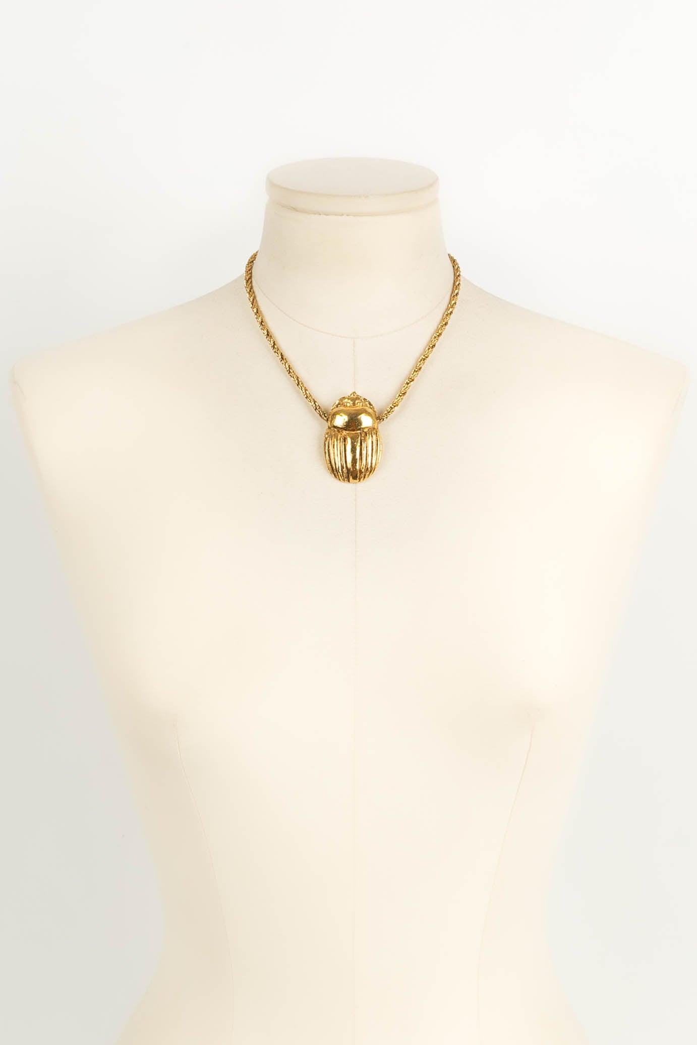 Chanel - Short necklace in gilded metal and its pendant showing a beetle.

Additional information: 
Dimensions: Length: 41 cm
Condition: Very good condition
Seller Ref number: CB61