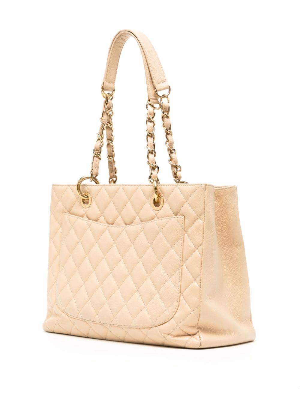 The highly treasured CHANEL Grand Shopping tote bag was discontinued in 2015. This particular version, designed in 2011, features the signature diamond quilting in timeless beige caviar leather.
 
* circa 2011
* light beige
* caviar leather
*
