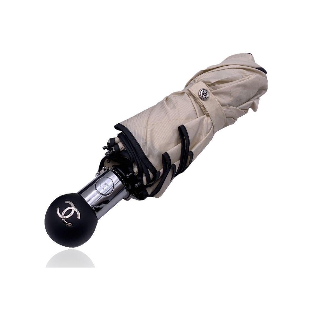 Chanel Chanel Automatik-Schirmschirm mit Kettentaschengehäuse in Beige und Schwarz (Grau)