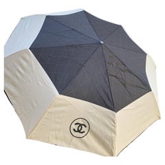 Chanel Chanel Automatik-Schirmschirm mit Kettentaschengehäuse in Beige und Schwarz