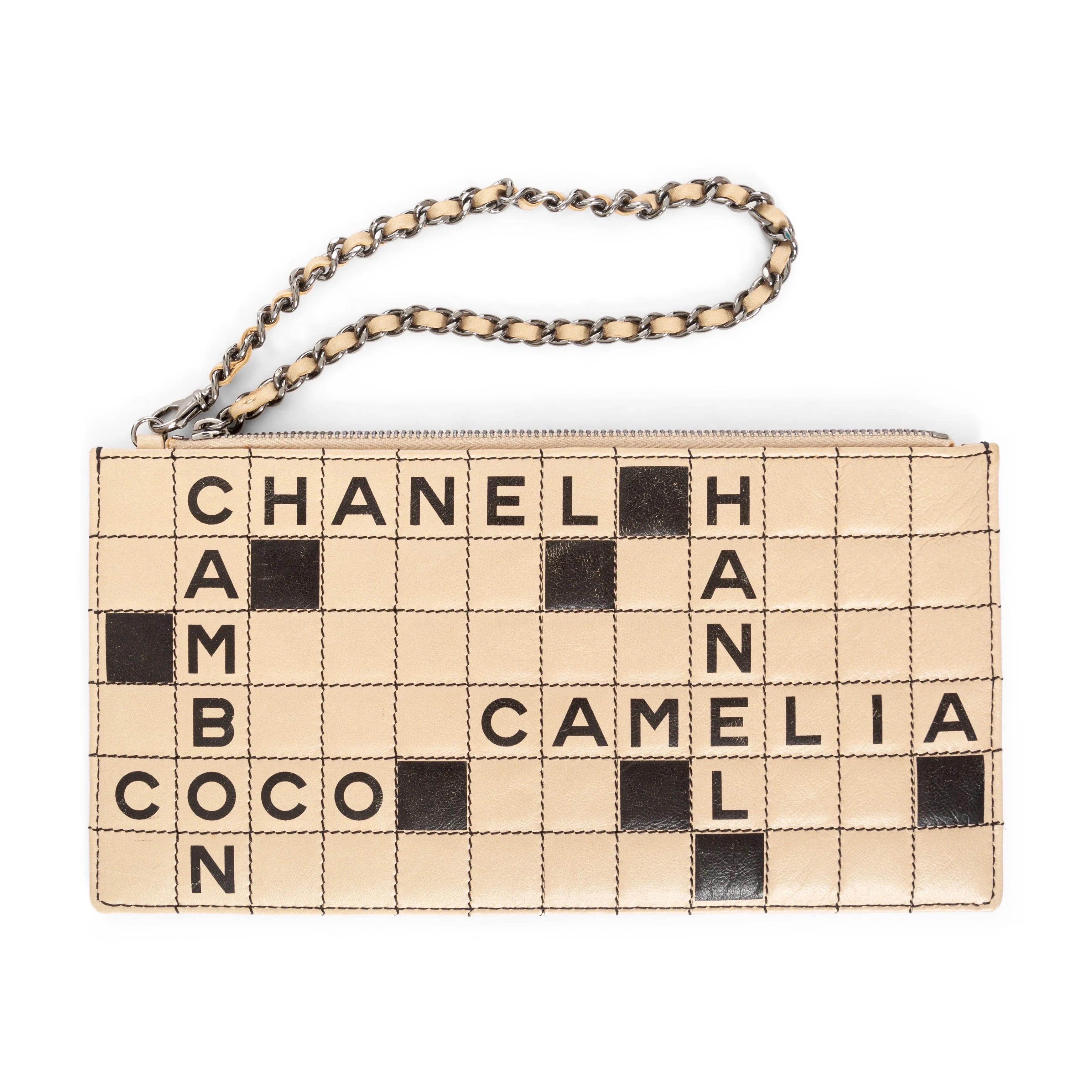 Chanel Beige und Schwarzes Leder Kreuzworträtsel Camelia Pochette

Vintage; ca. 2004-2005
Beige / Schwarz
Quadratisch gesteppte Nähte
Kreuzworträtsel inspirierte Druckbuchstaben 
