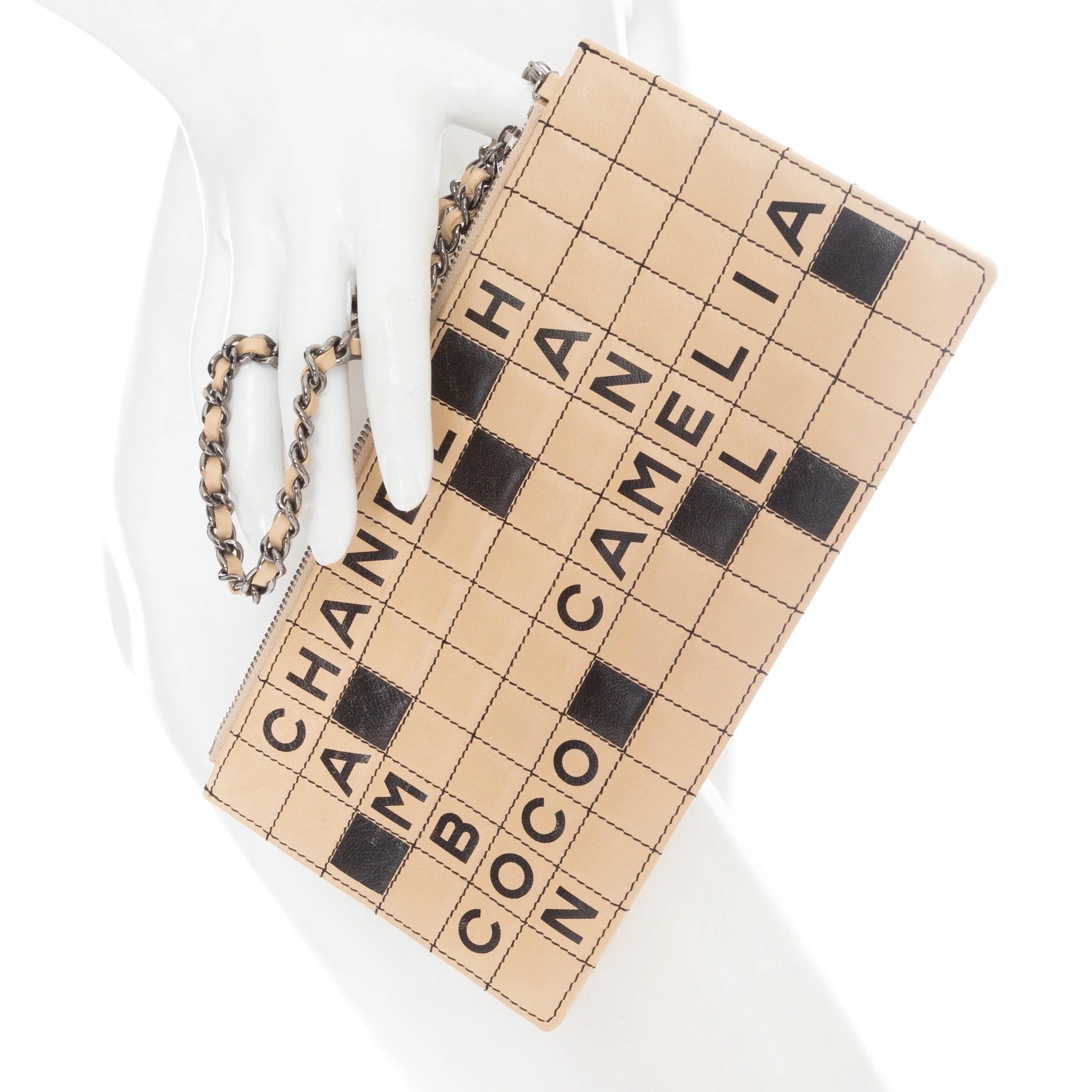 Chanel Beige und Schwarzes Leder Kreuzworträtsel Camelia Pochette für Damen oder Herren