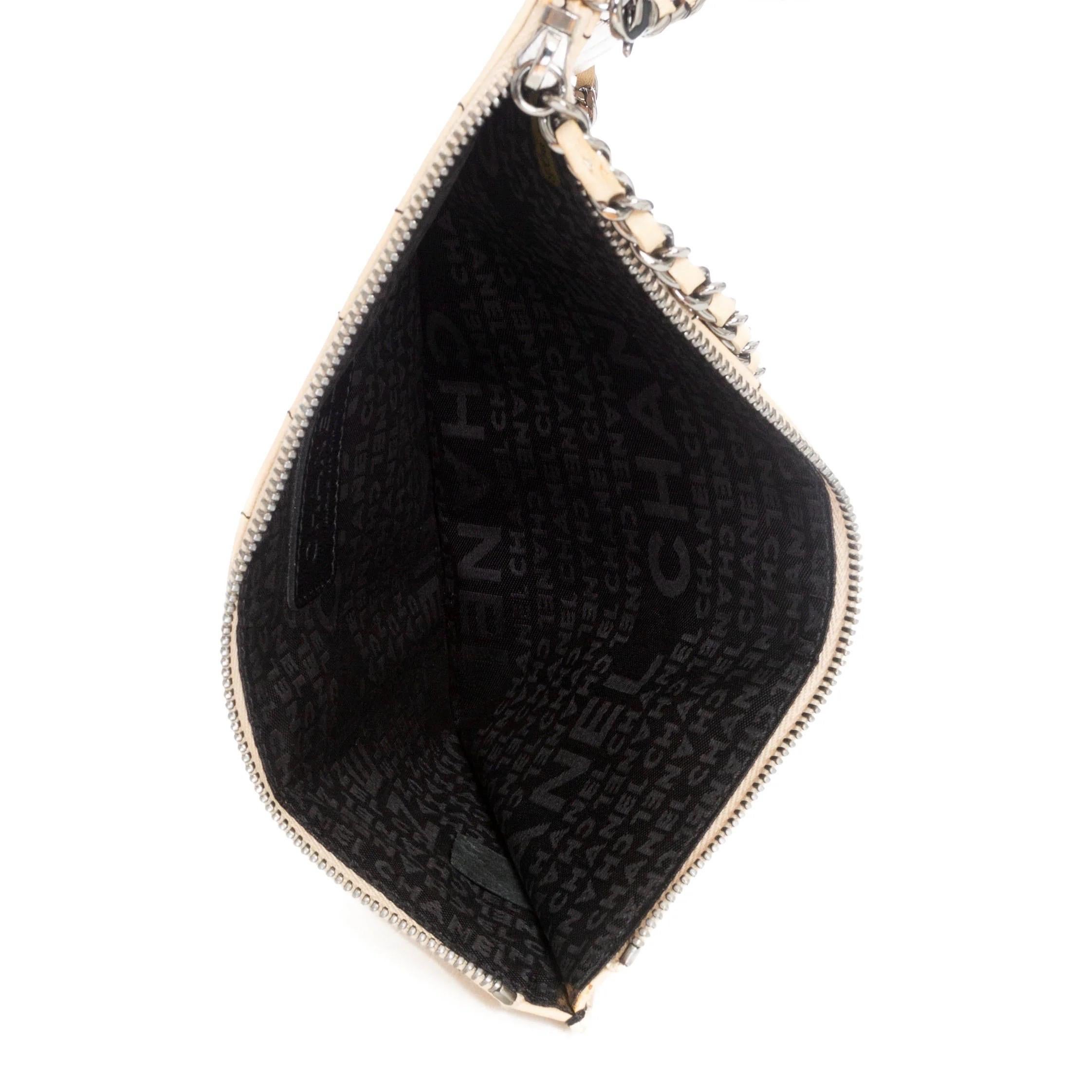 Chanel Beige und Schwarzes Leder Kreuzworträtsel Camelia Pochette 1