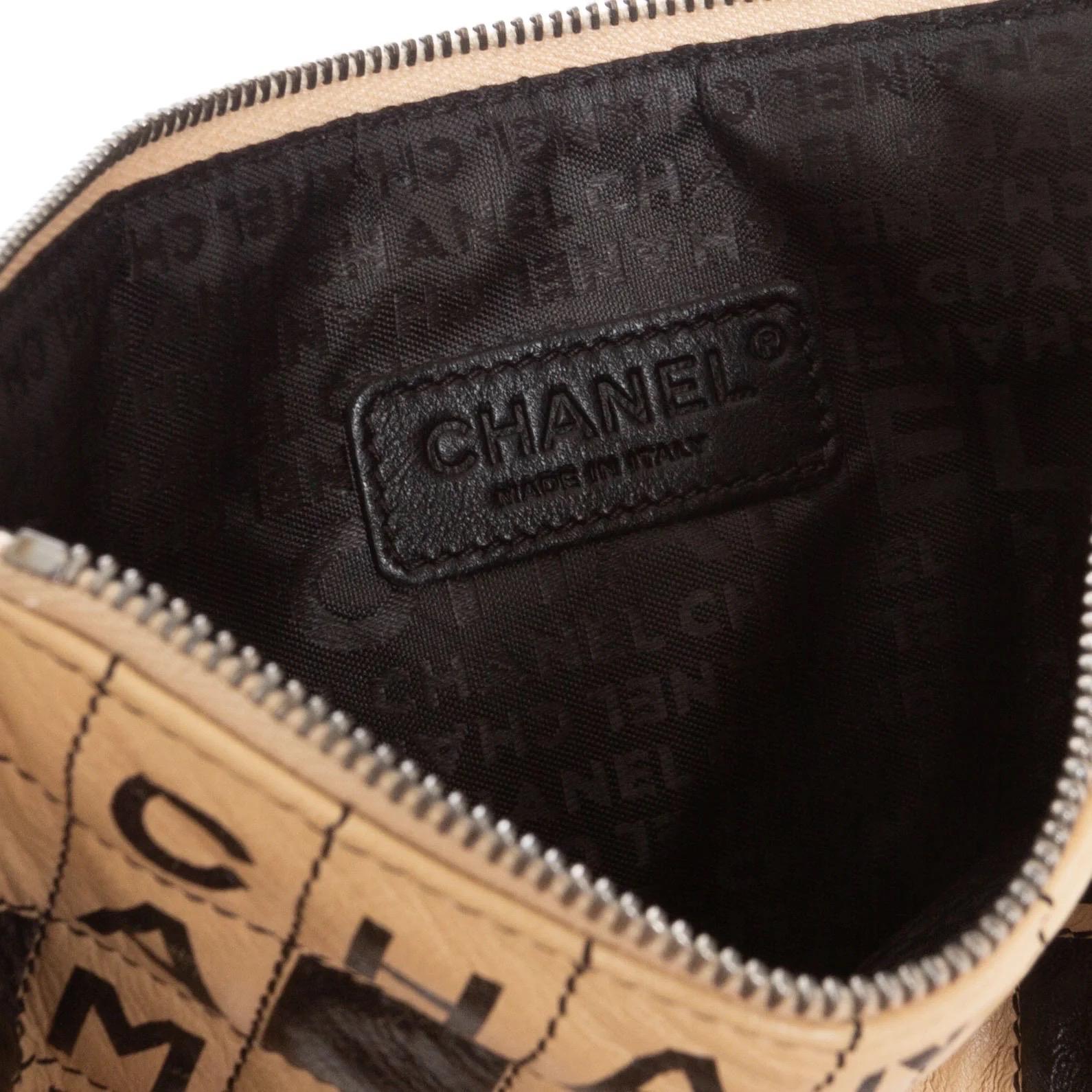 Chanel Beige und Schwarzes Leder Kreuzworträtsel Camelia Pochette 2