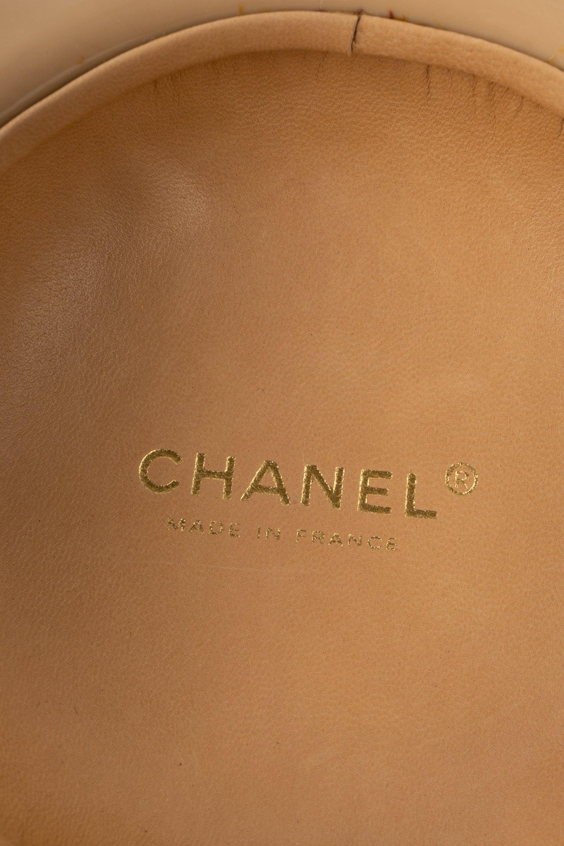 Pochette Chanel beige ornée de strass orangé, 2005 en vente 3