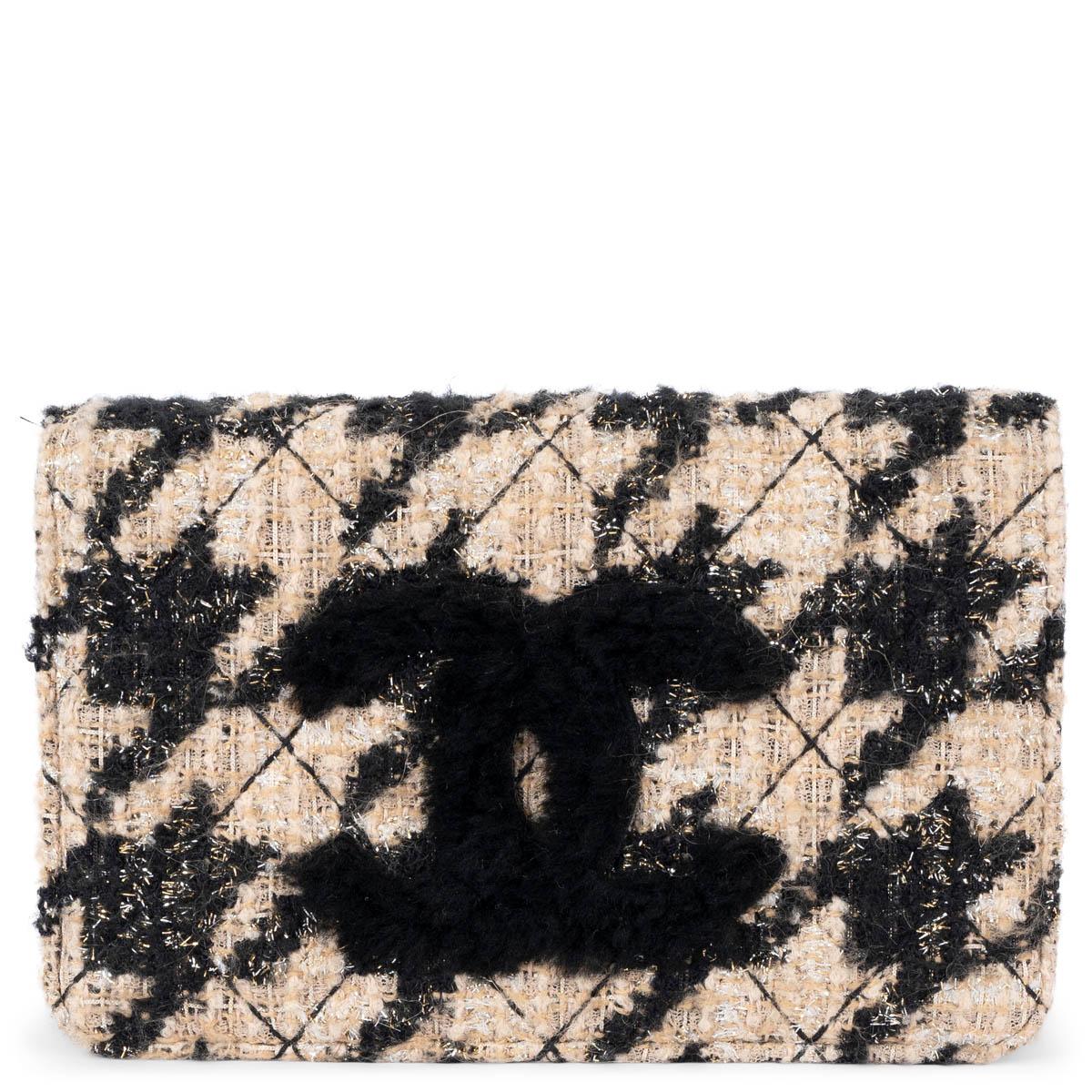 100% authentic Chanel houndstooth wallet on chain in beige and black tweed with lurex. The design features a black shearling CC on the flap and and a detachable round pouch. The bag opens with a magnetic button to a beige leather lined interior with