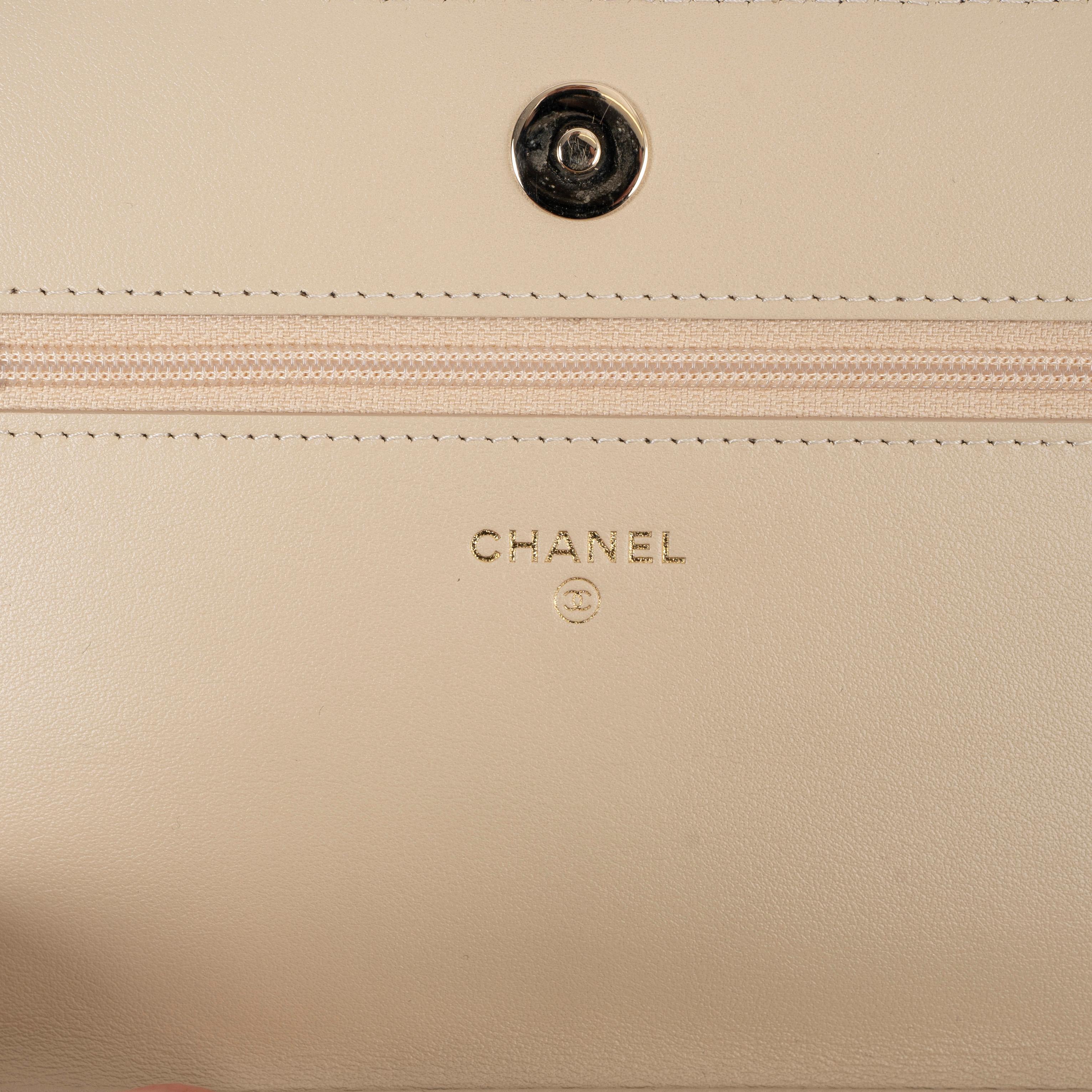 CHANEL beige black 2019 19K HOUNDSTOOTH TWEED Wallet on Chain WOC Bag For Sale 5