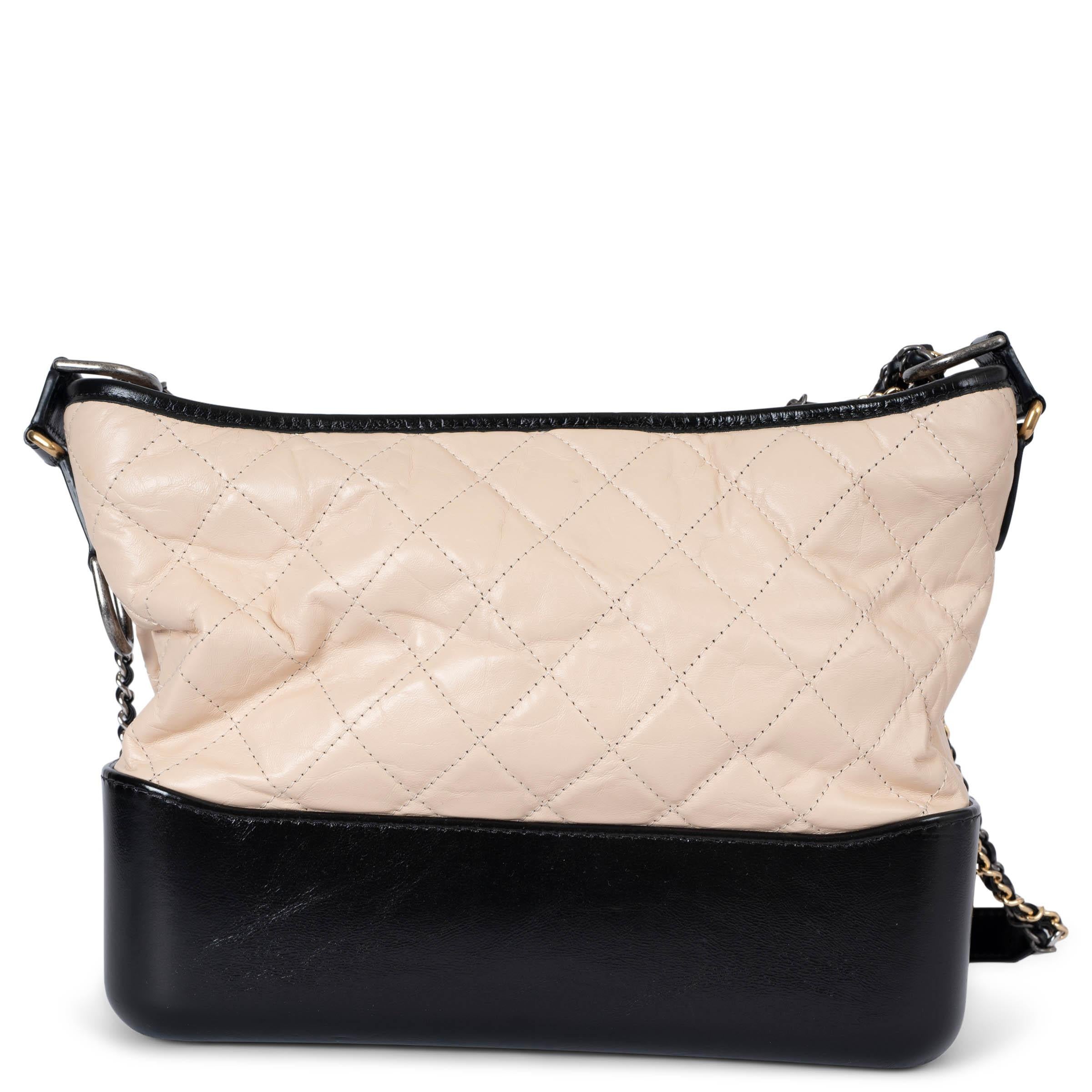 Nero Chanel, borsa in pelle di vitello invecchiata beige e nera 20C GABRIELLE MEDIUM HOBO in vendita