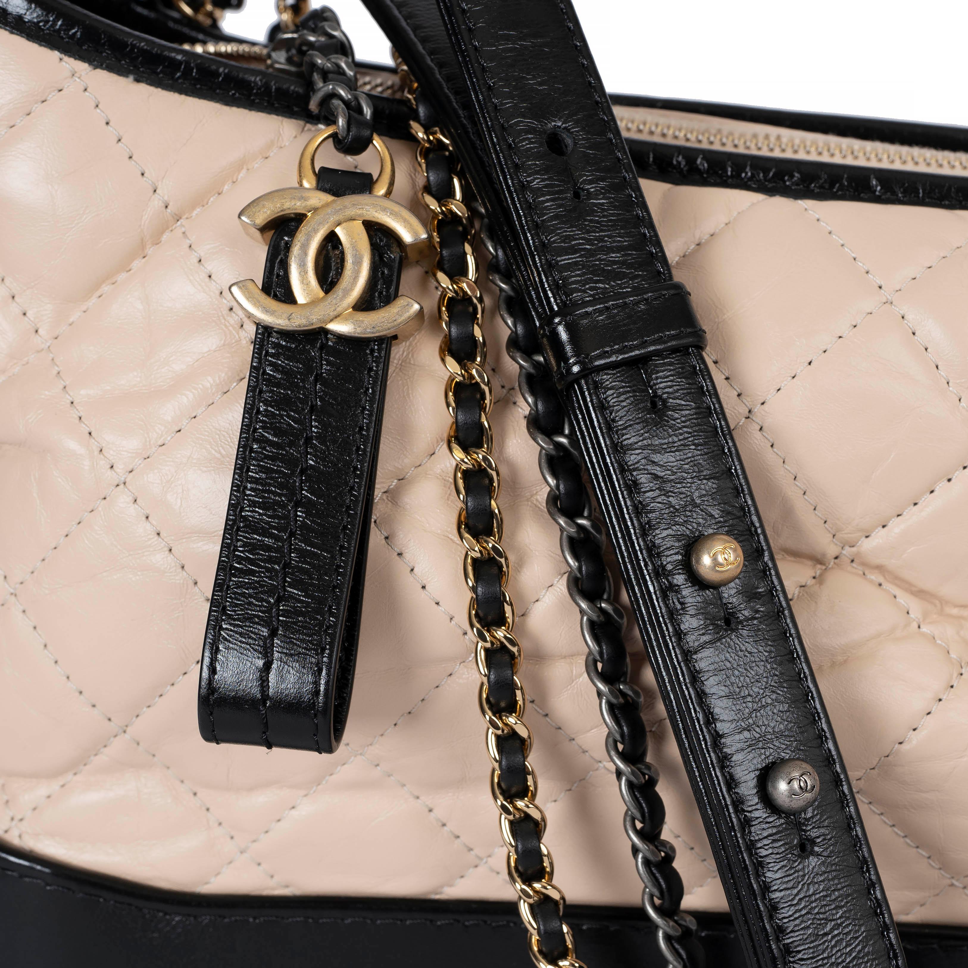 Donna Chanel, borsa in pelle di vitello invecchiata beige e nera 20C GABRIELLE MEDIUM HOBO in vendita