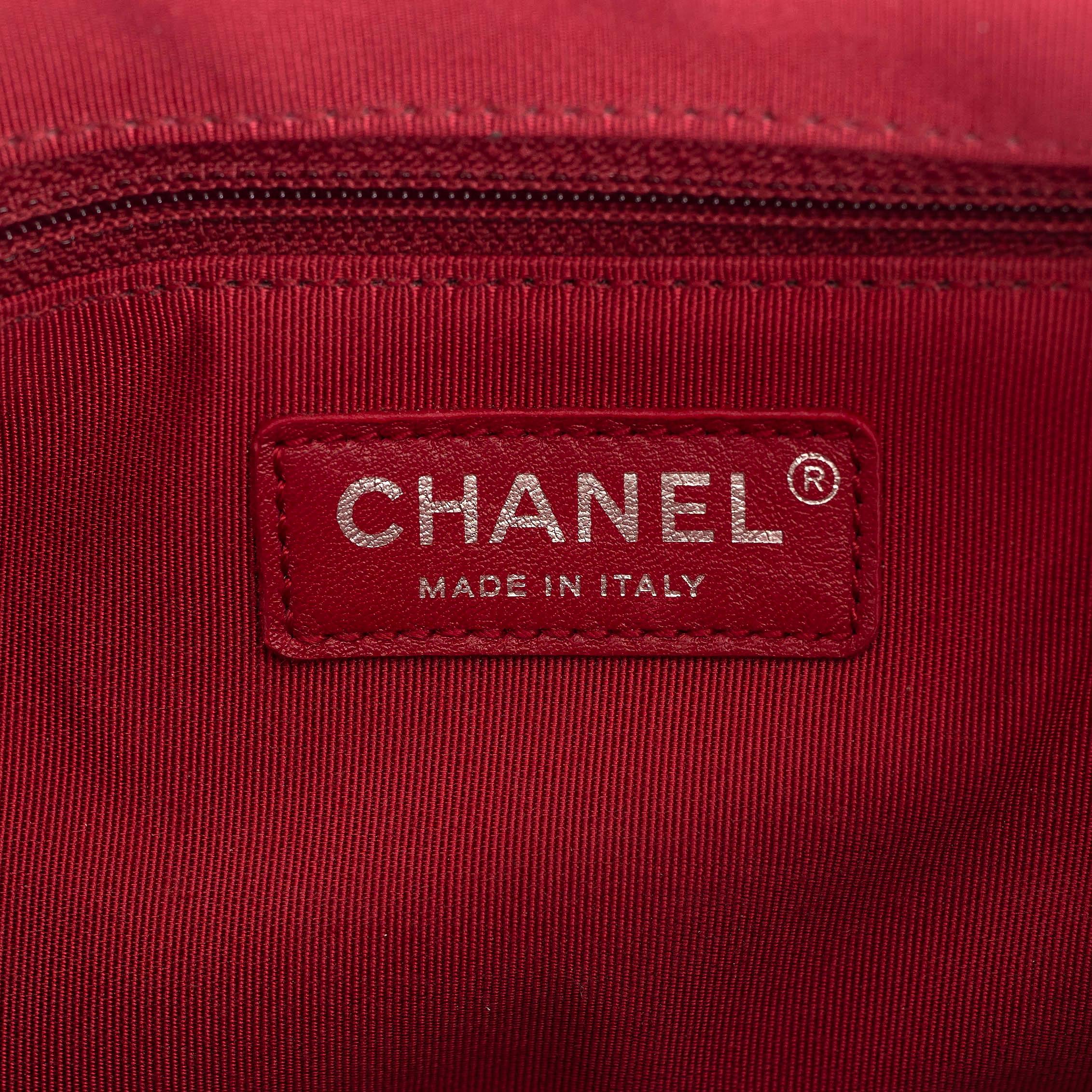 Chanel, borsa in pelle di vitello invecchiata beige e nera 20C GABRIELLE MEDIUM HOBO in vendita 2