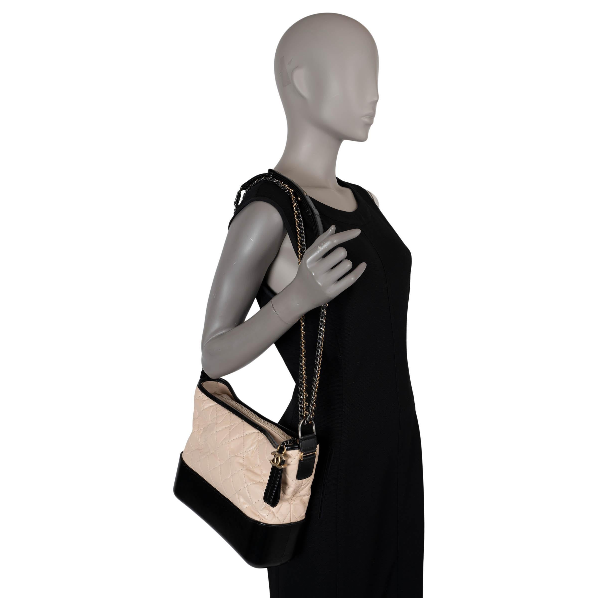 Chanel, borsa in pelle di vitello invecchiata beige e nera 20C GABRIELLE MEDIUM HOBO in vendita 4