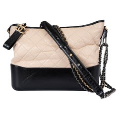 Chanel, borsa in pelle di vitello invecchiata beige e nera 20C GABRIELLE MEDIUM HOBO
