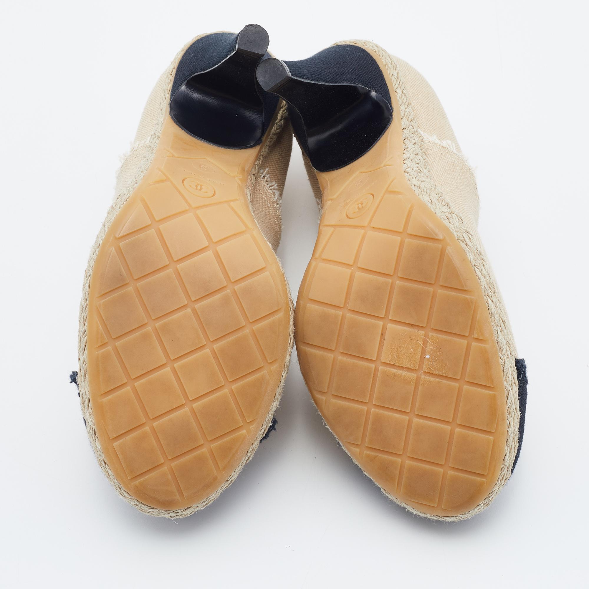 Chanel Beige/Black Canvas CC Cap Toe Espadrille Booties Size 38 In Excellent Condition In Dubai, Al Qouz 2