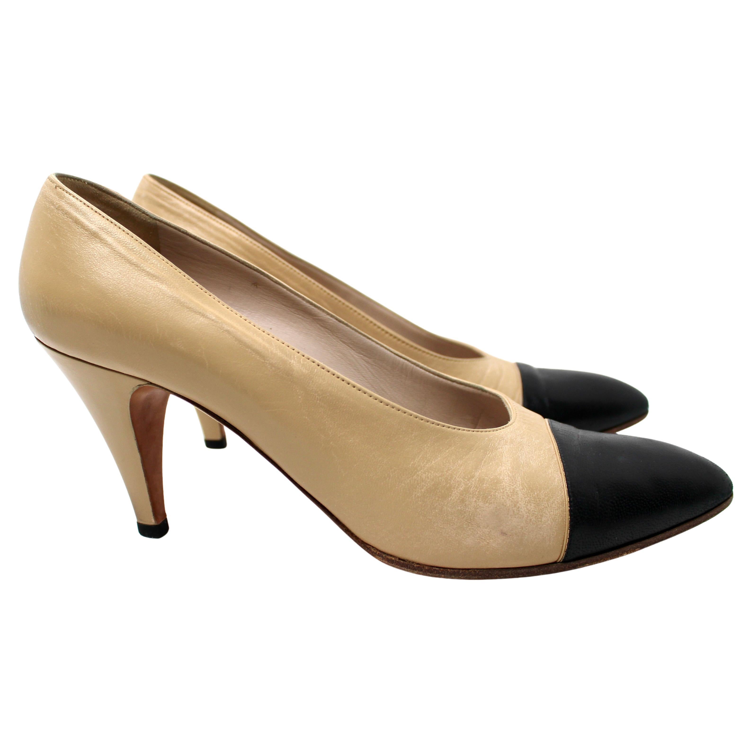 Eleva la tua collezione di calzature con queste intramontabili Chanel Beige & Black Cap Toe Leather Pumps. Realizzate in pelle lussuosa, queste décolleté presentano l'iconico design CAP, che unisce l'eleganza a un tocco di raffinatezza. Il corpo